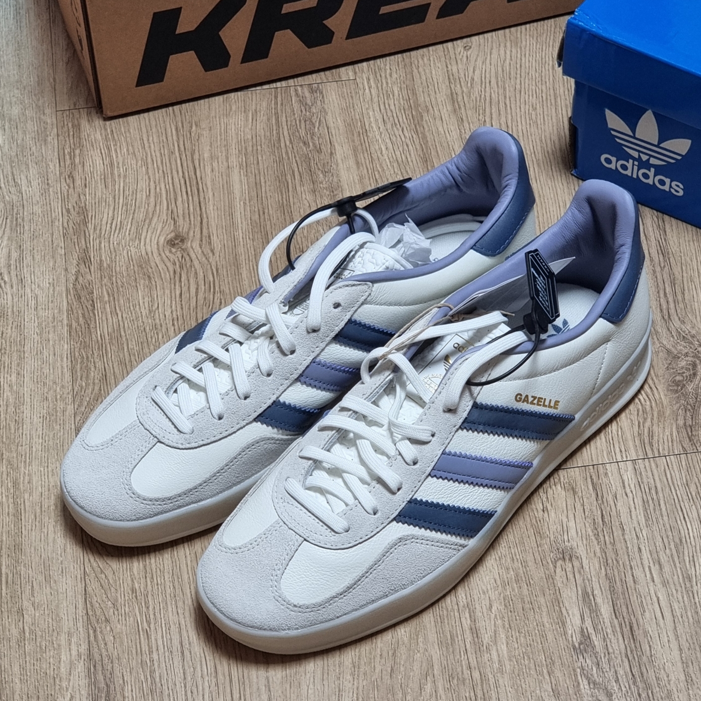 Adidas Gazelle Indoor Core White Preloved Ink 착용 스타일