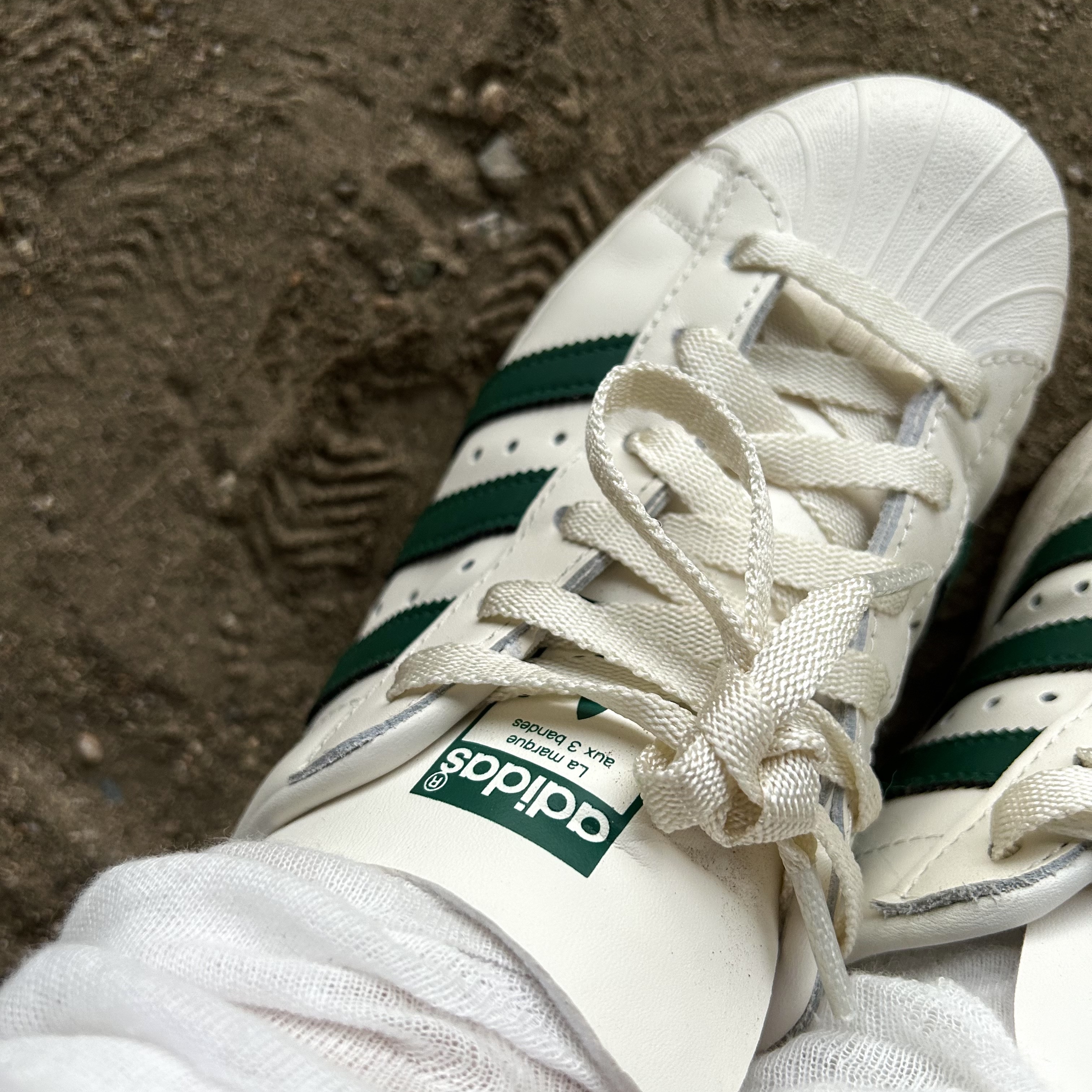 Adidas Superstar 82 Off White Dark Green 착용 스타일 - 2