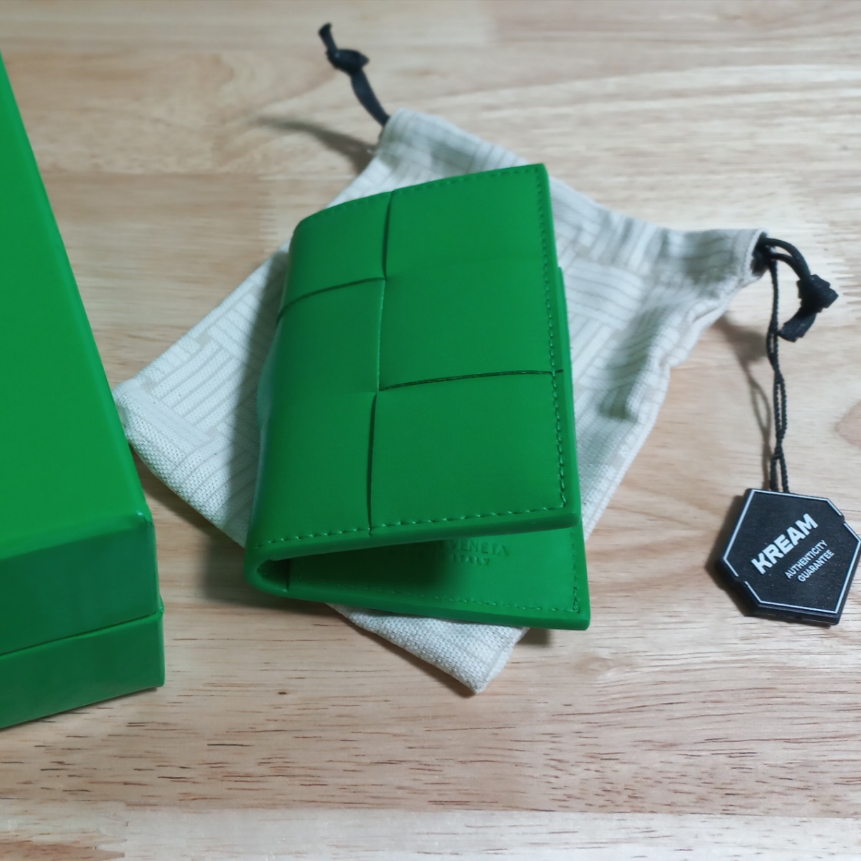 Bottega Veneta Flap Card Case Parakeet 착용 스타일