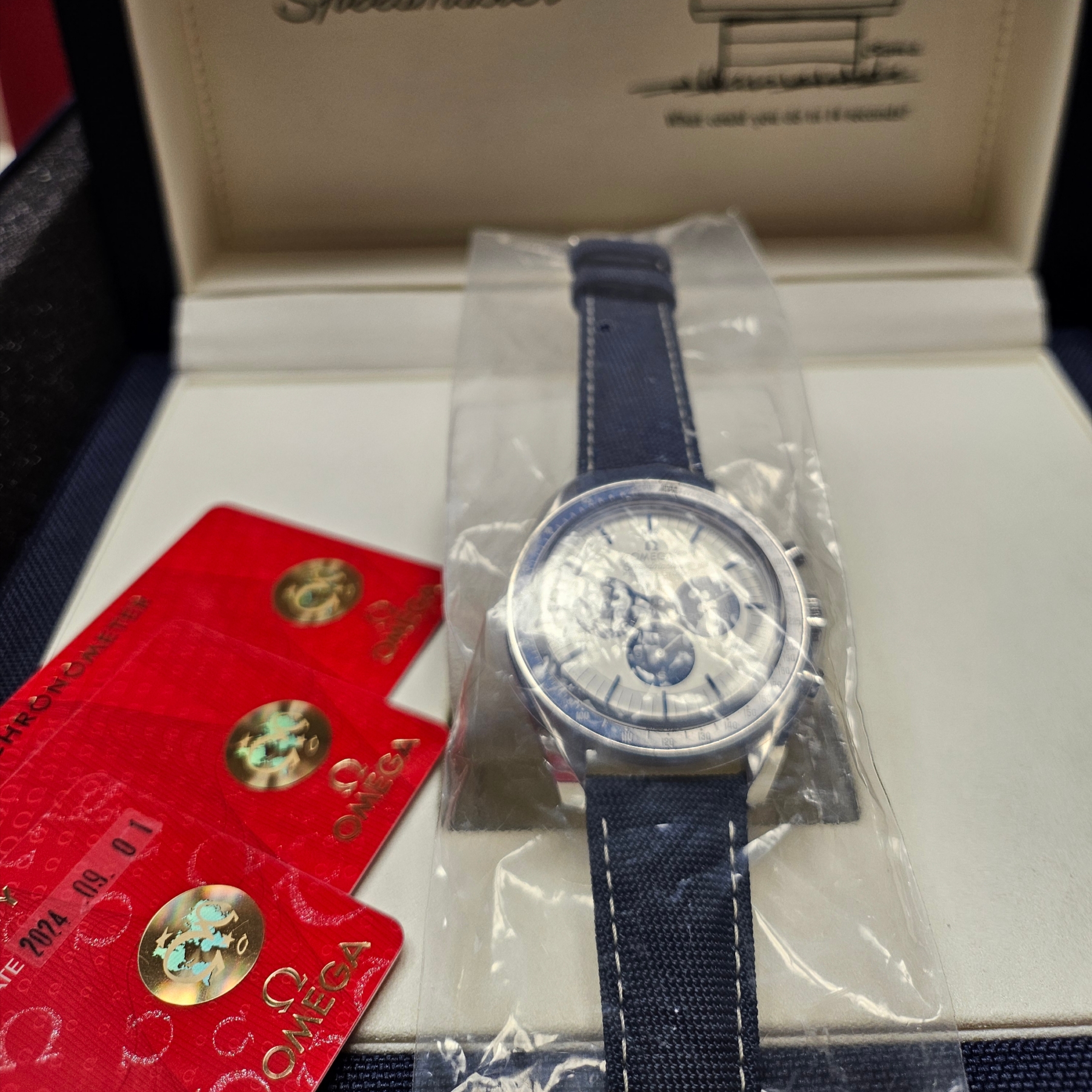 Omega Speedmaster Silver Snoopy Award 50th Anniversary Series Co Axial Master Chronometer Chronograph Steel Silver Blue 착용 스타일 - 2