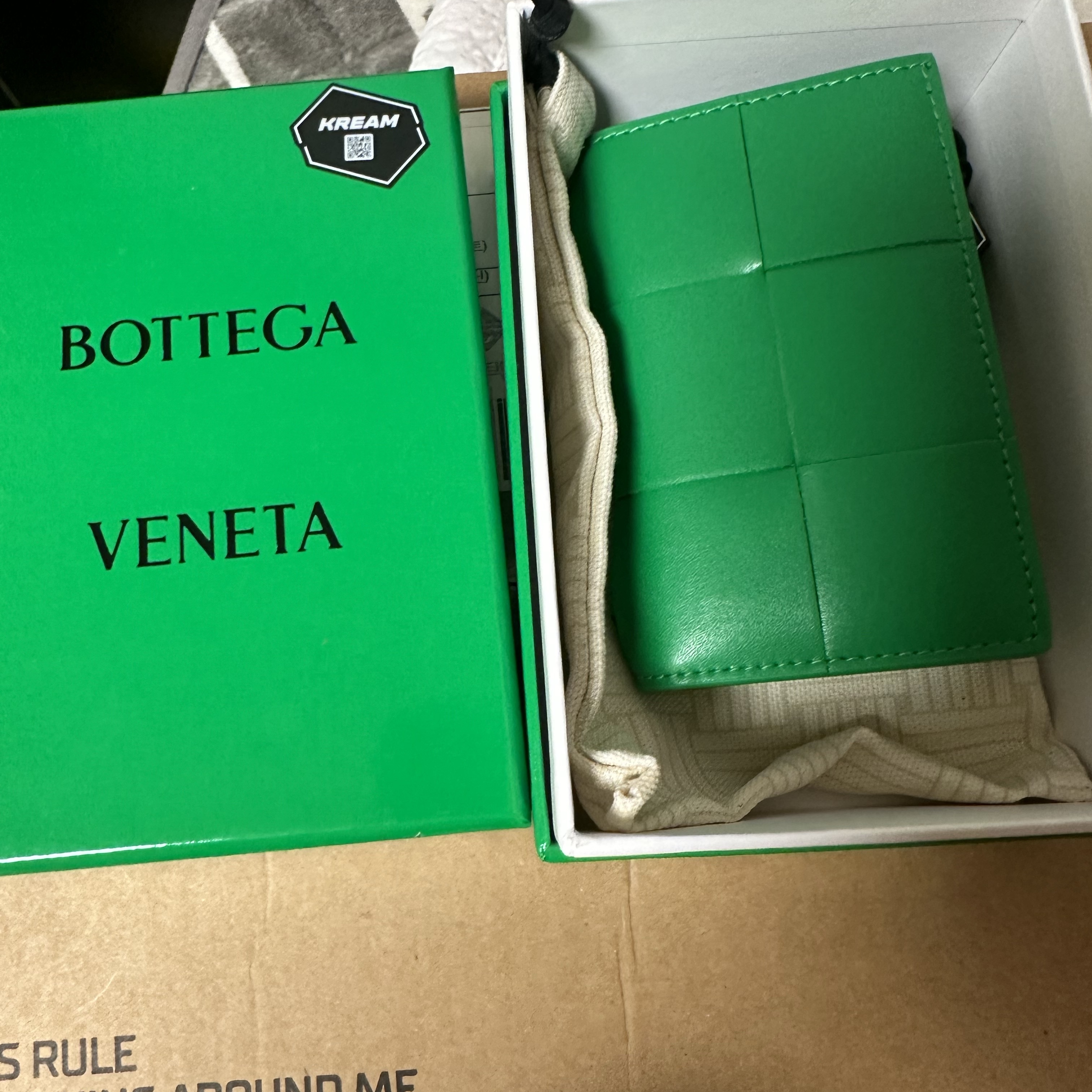 Bottega Veneta Flap Card Case Parakeet 착용 스타일 - 1