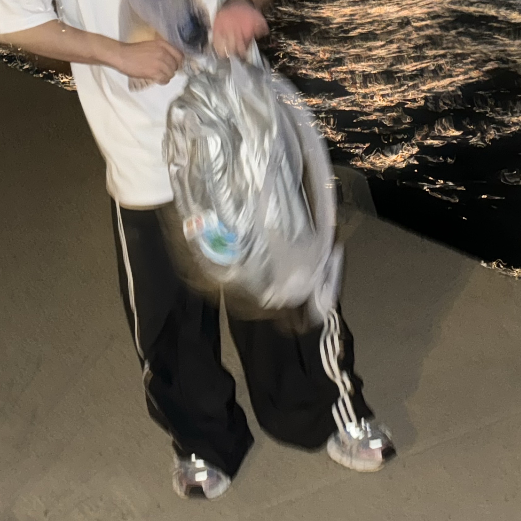 Supreme Backpack Silver - 22FW, Suade Huh Tee White 착용 스타일 - 2