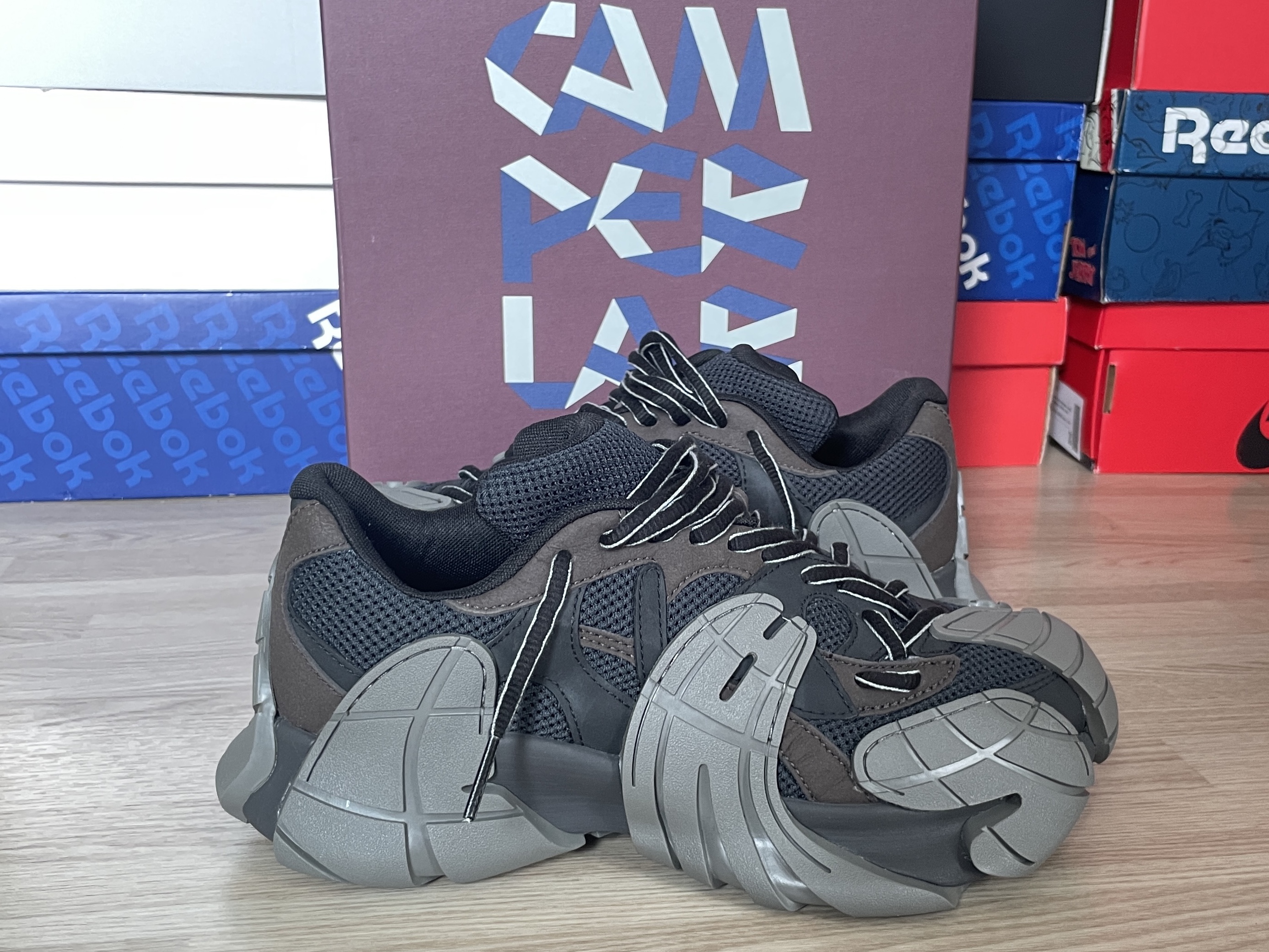 Camper Tormenta Black Gray 착용 스타일 - 2