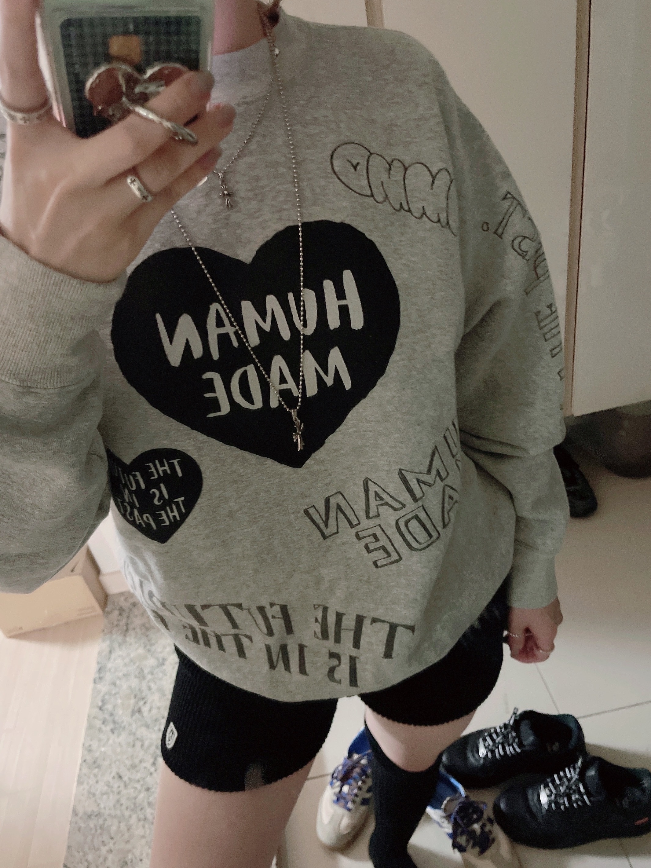 Human Made Graffiti Sweatshirt Gray 착용 스타일