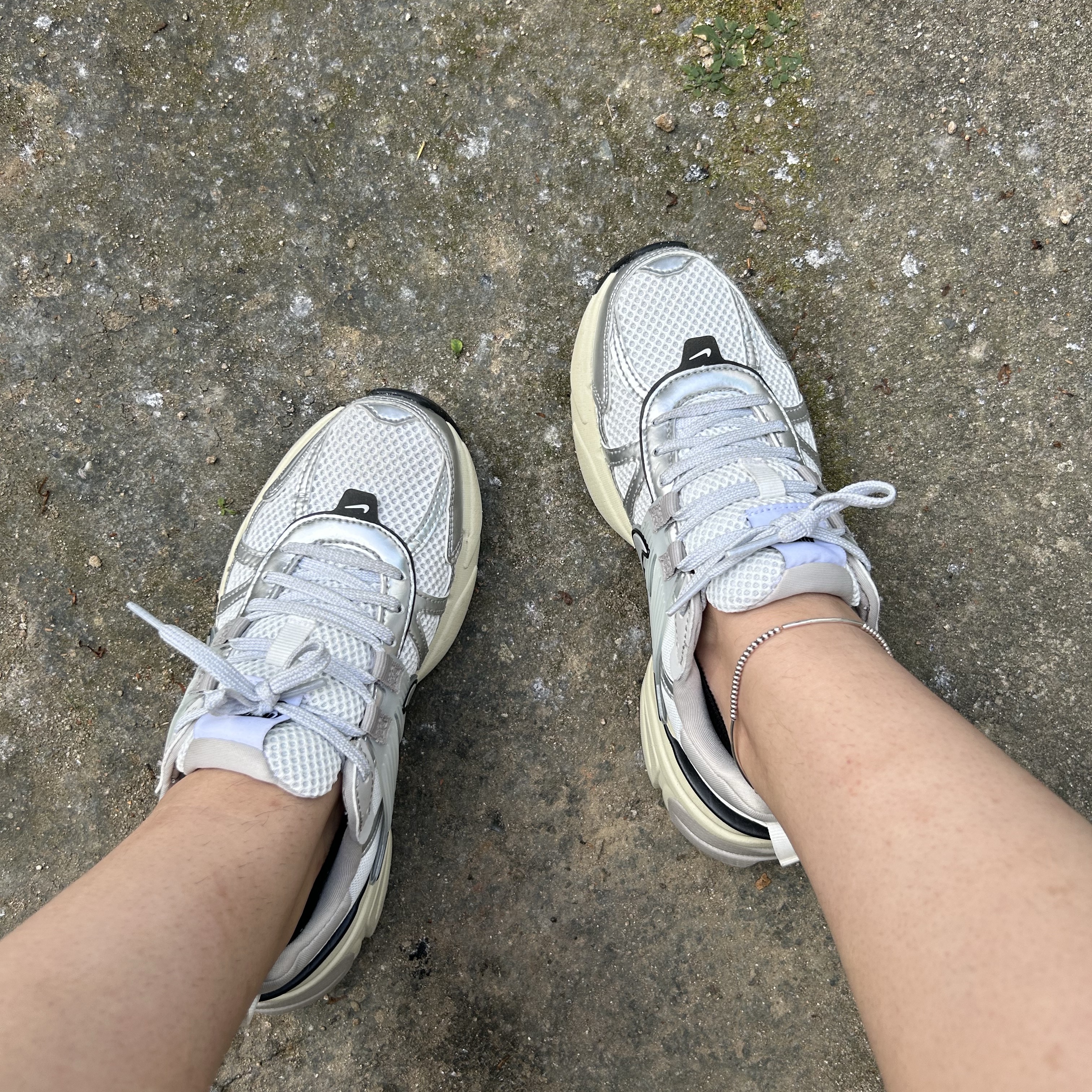 Nike V2K Run Summit White Metallic Silver 착용 스타일