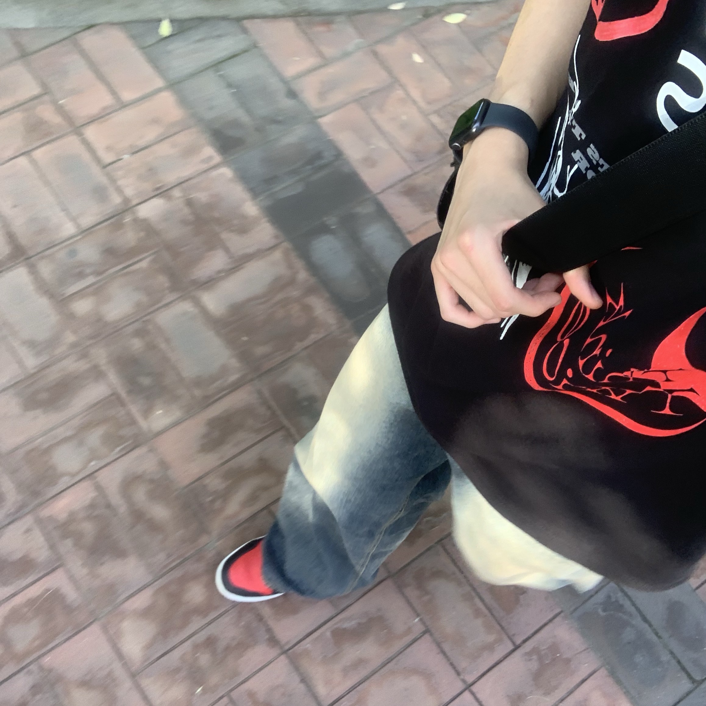 Jordan 1 Mid Black Fire Red 착용 스타일 - 2