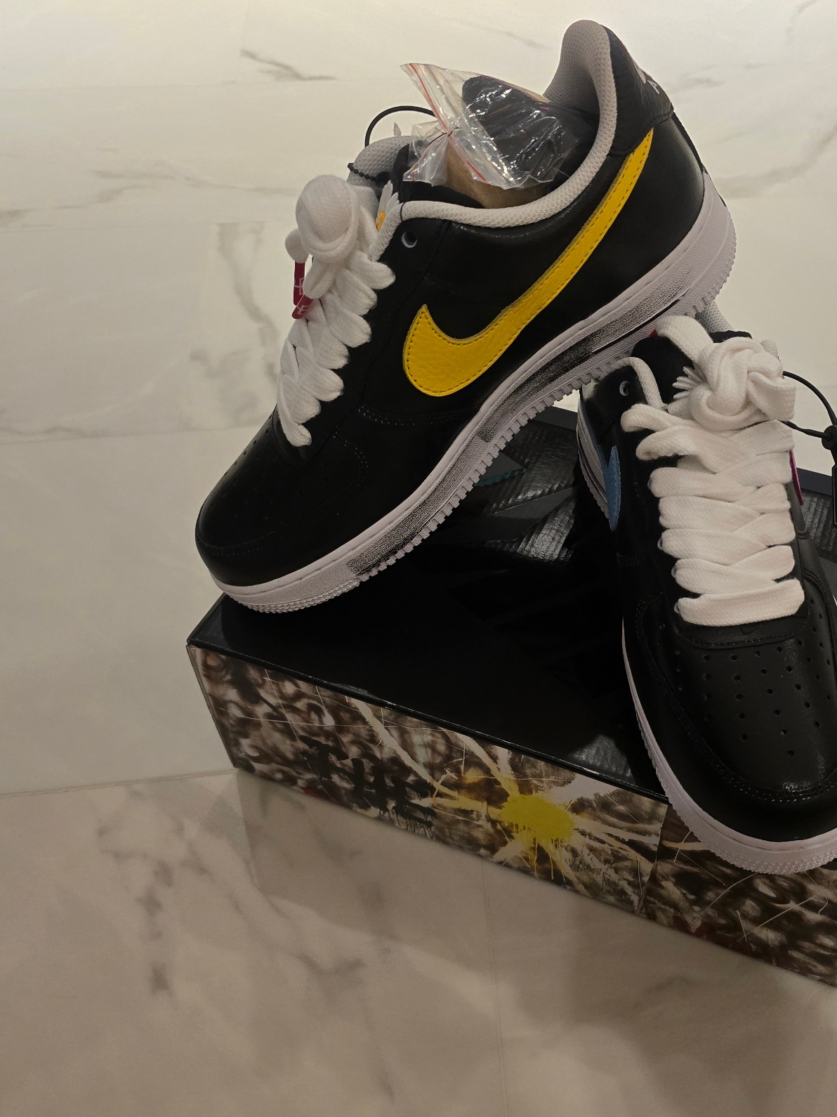 Nike x Peaceminusone Air Force 1 Low Para-Noise 3.0 Black and Multicolor, Stussy Undershirt White (3 Pack) 착용 스타일 - 2