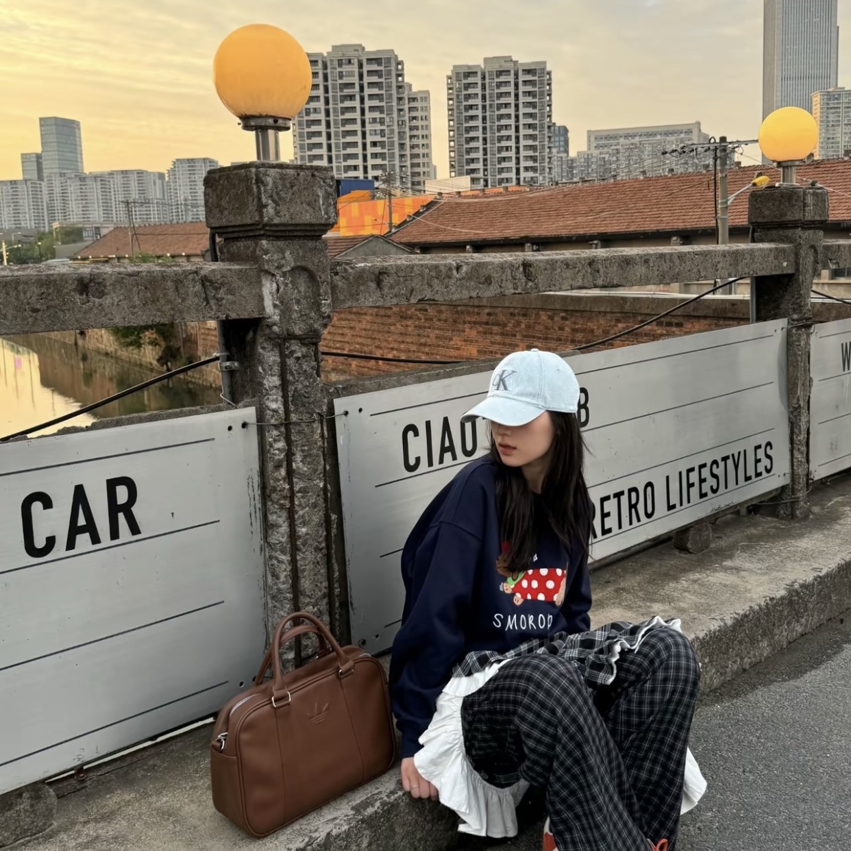 Adidas Airliner Tote Bag Brown 착용 스타일 - 1