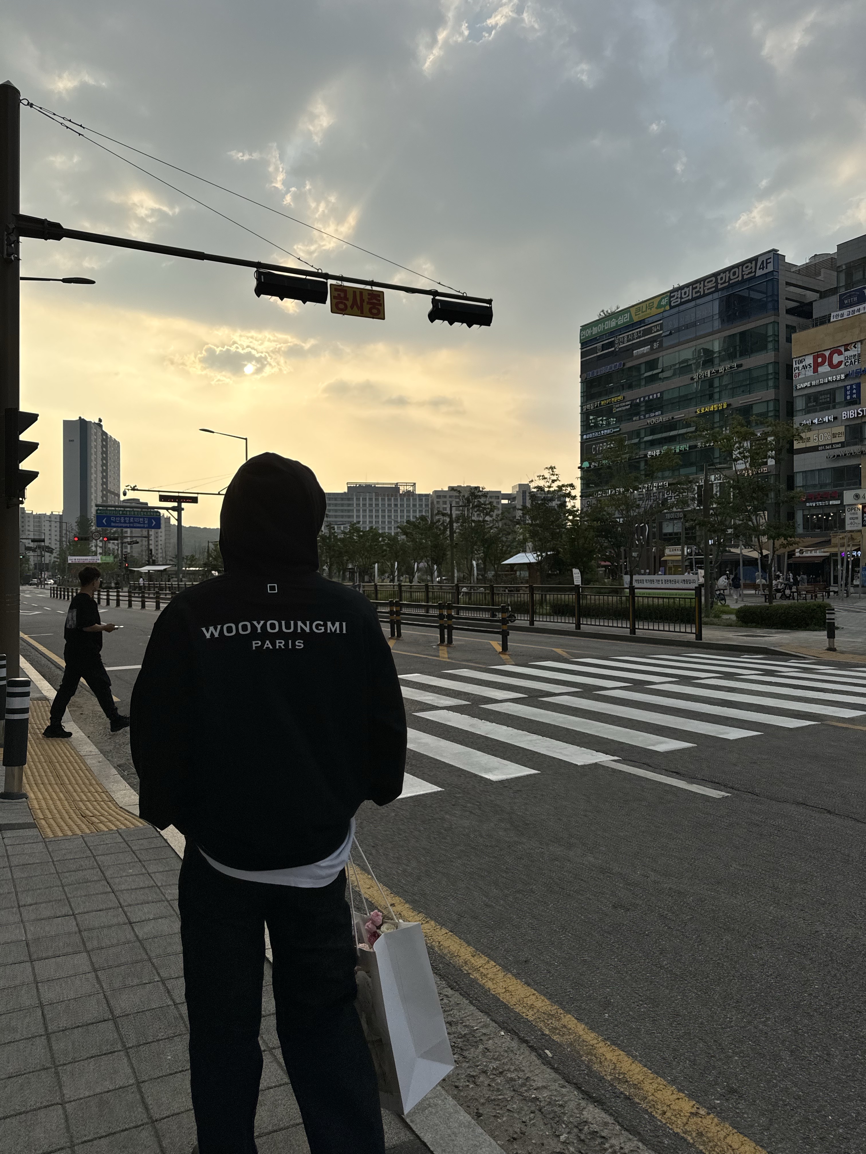 Wooyoungmi Back Logo Hoodie Black - 23FW 착용 스타일 - 2