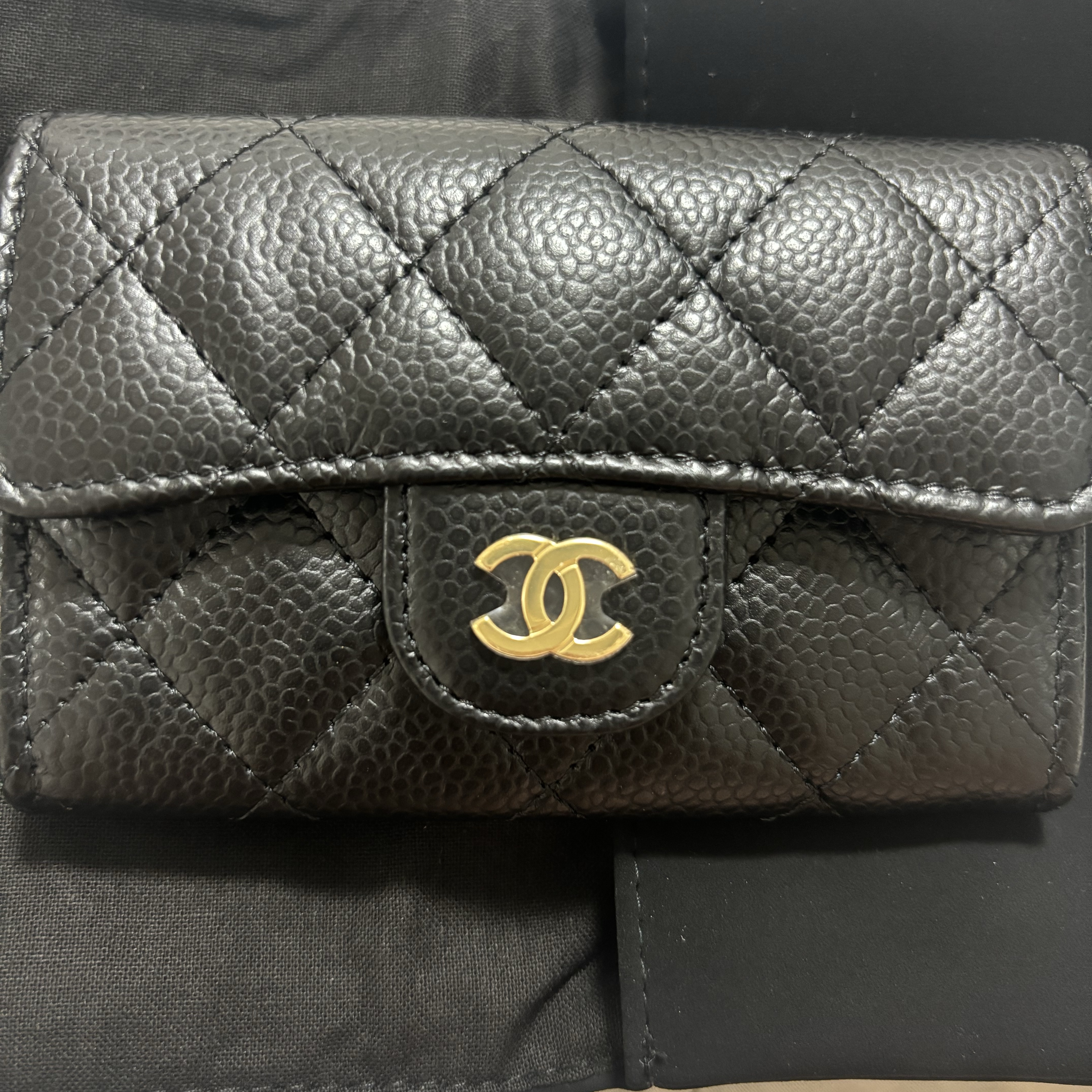 Chanel Classic Card Holder Grained Calfskin & Gold Black 착용 스타일