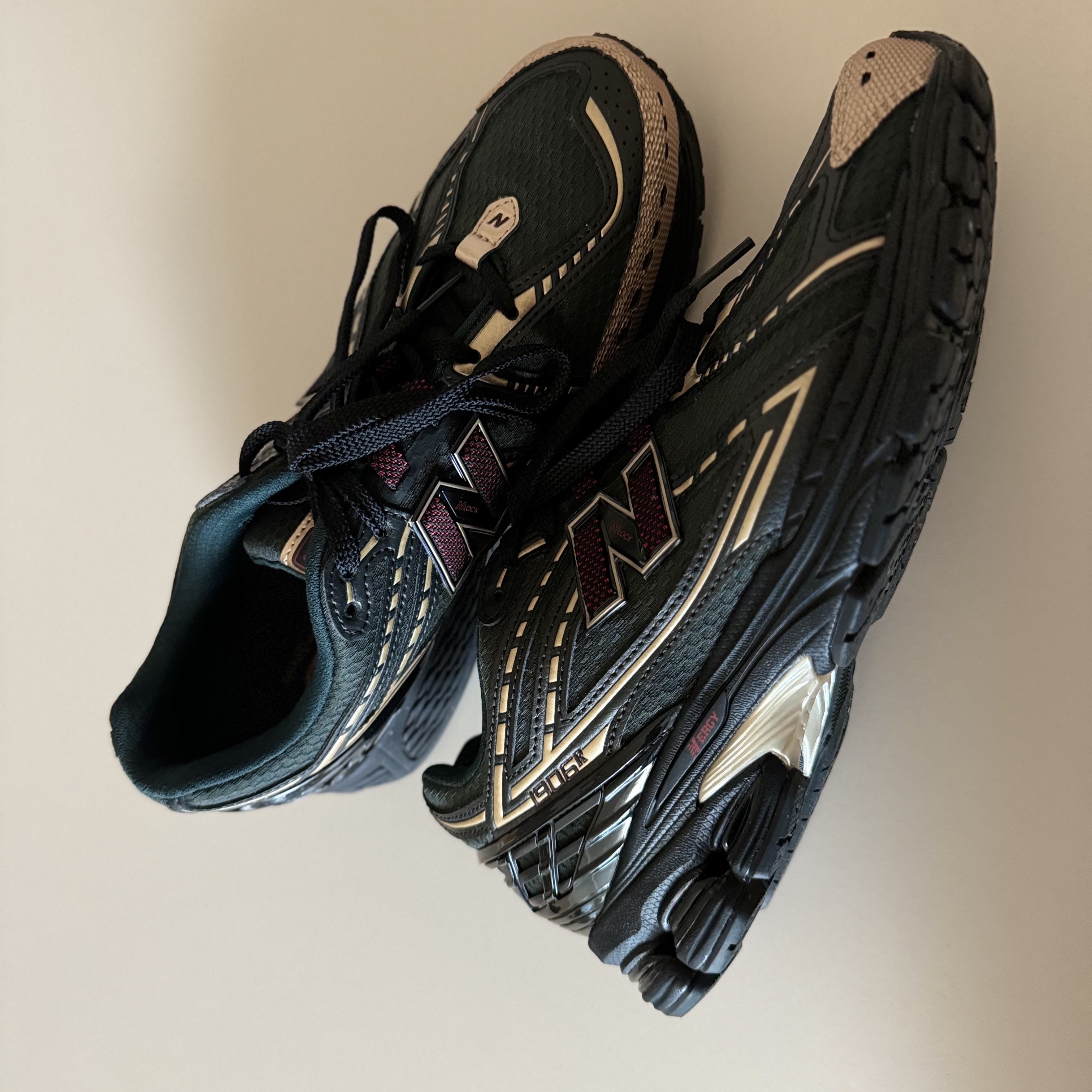 New Balance x Kith 1906R Black Green 착용 스타일 - 1