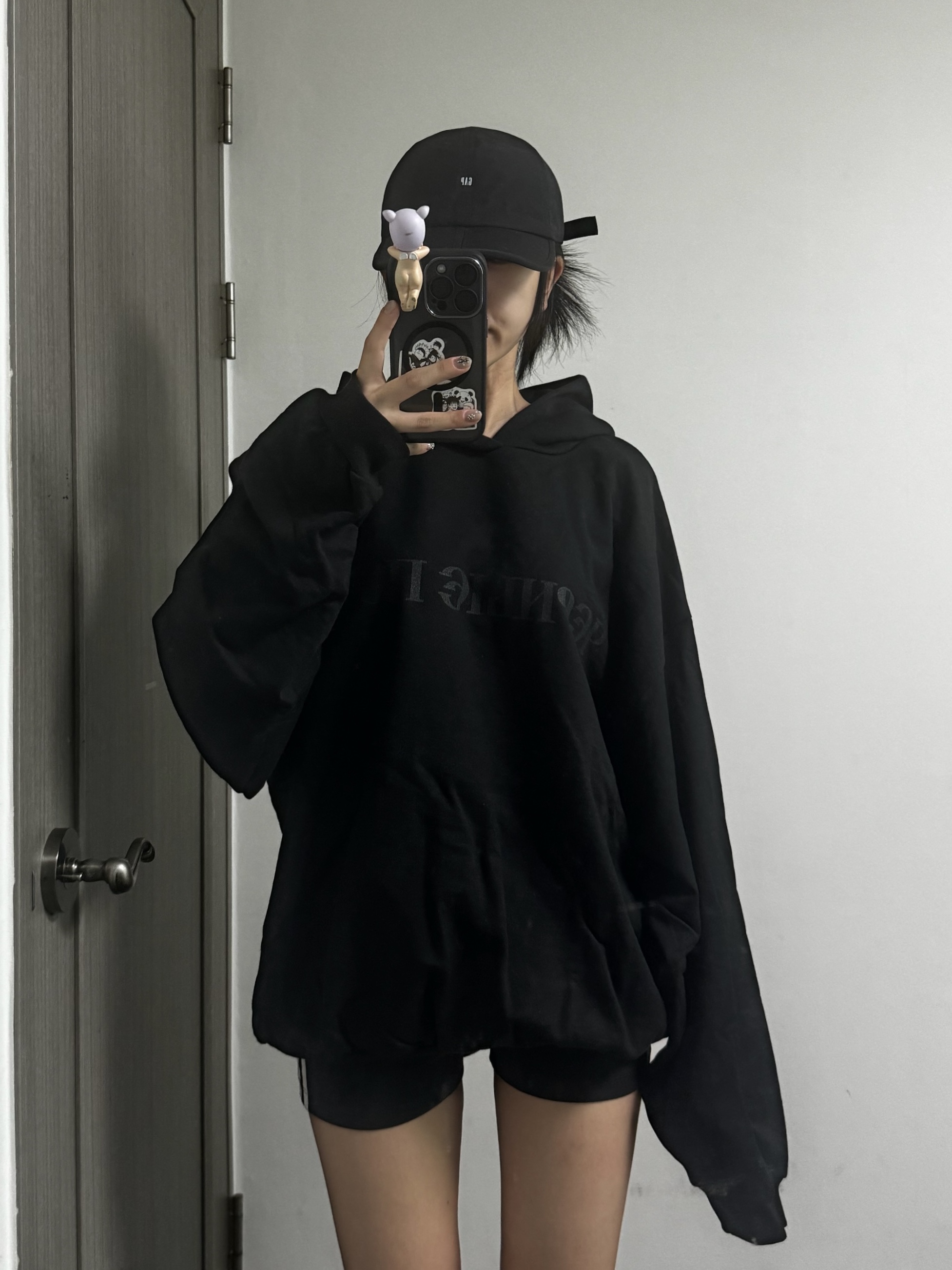 Yeezy x Gosha Rubchinskiy YZY Black Dogs Hoodie Black, Yeezy Gap Engineered By Balenciaga Foldable Cap Black 착용 스타일 - 2