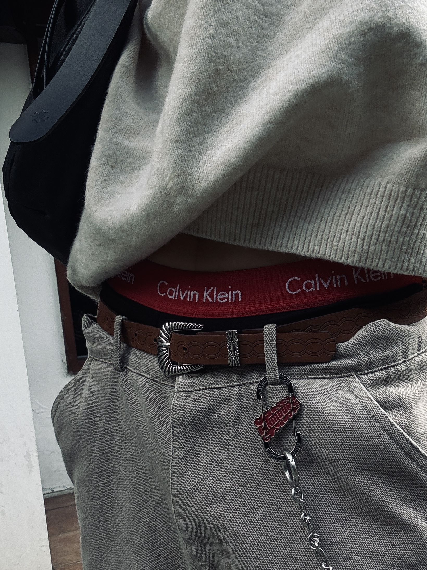 Hysteric Glamour Flame Logo Carabiner Keychain Black 착용 스타일