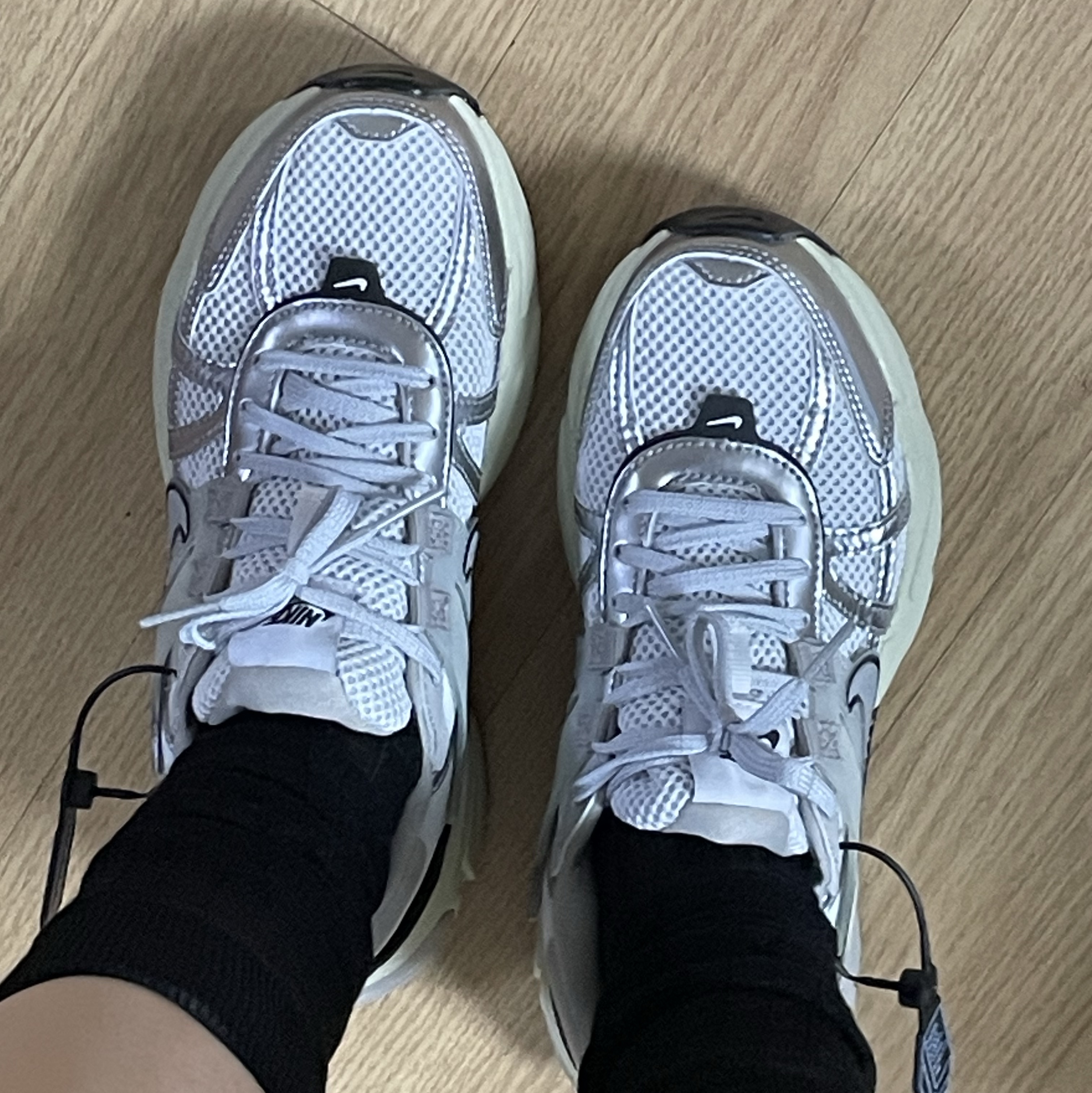 Nike V2K Run Summit White Metallic Silver 착용 스타일