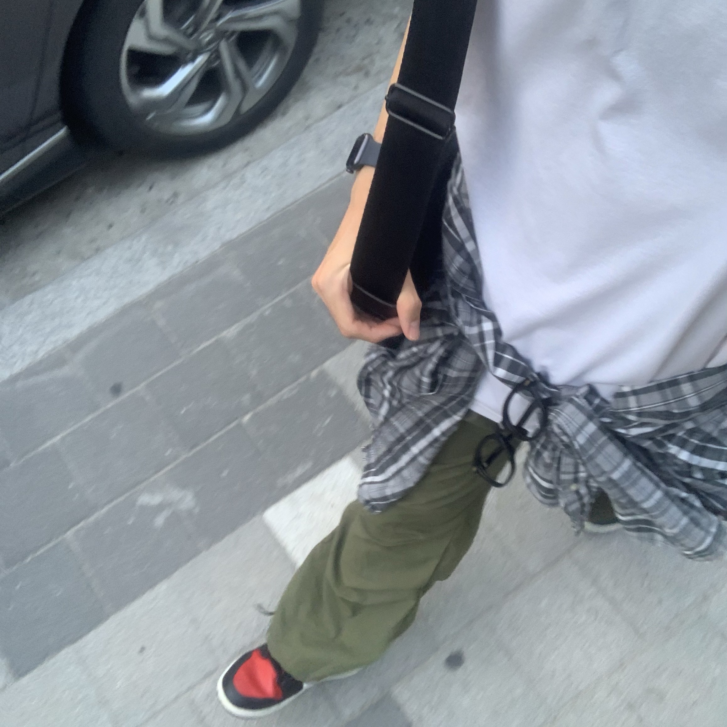 Jordan 1 Mid Black Fire Red 착용 스타일 - 5