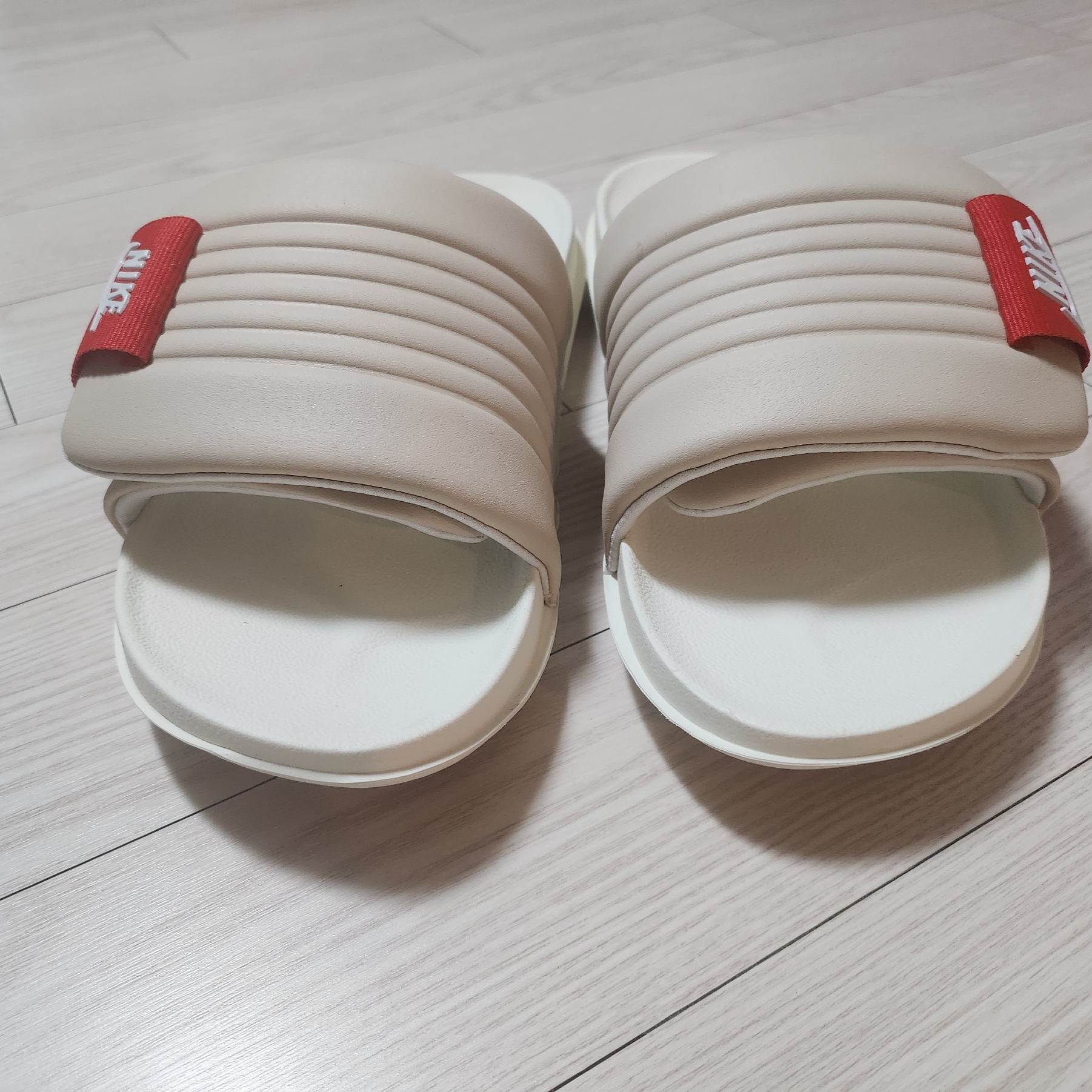 (W) Nike Offcourt Adjust Slide Sanddrift Picante Red 착용 스타일