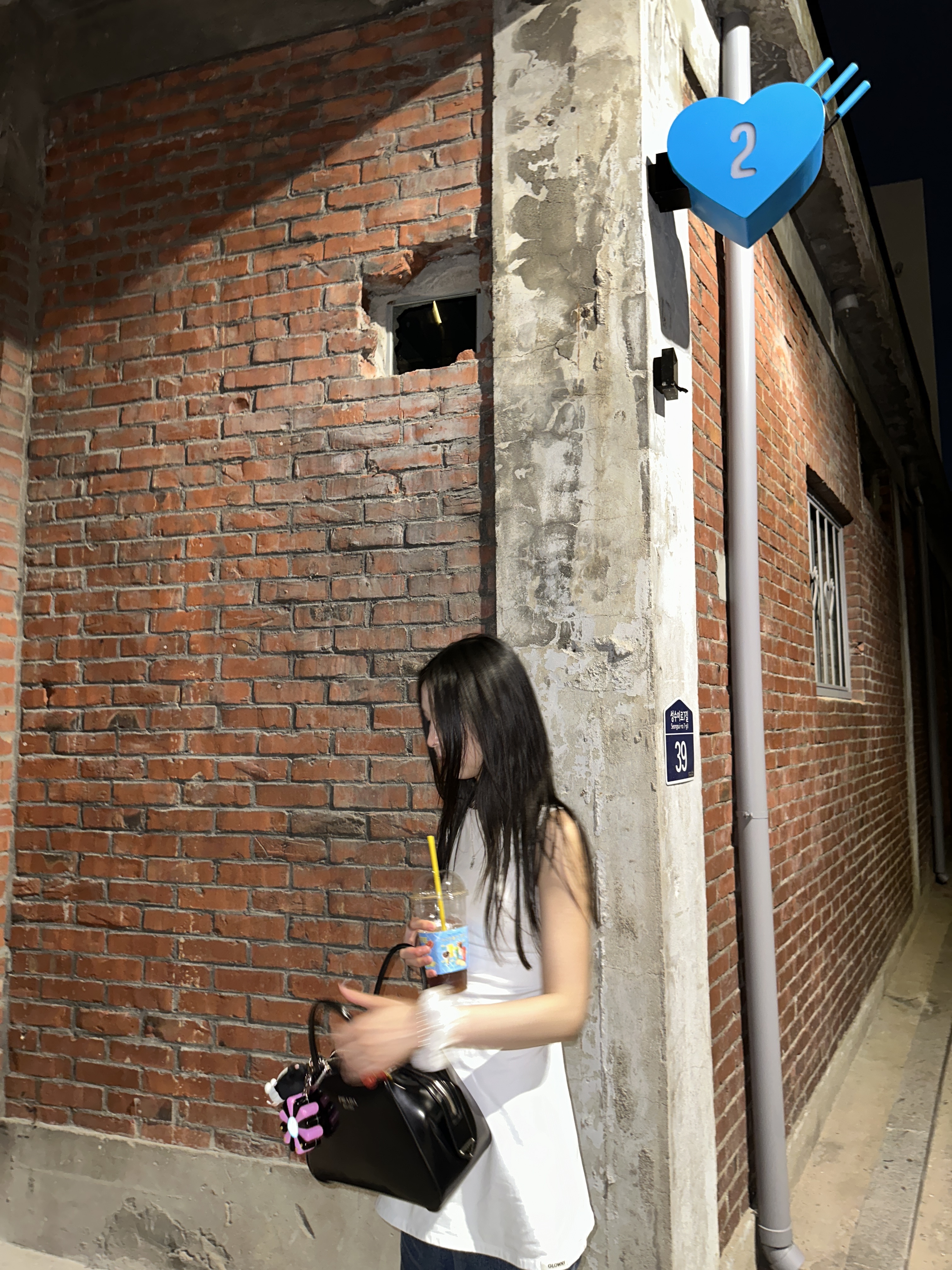 Hansroom Chrome Hearts Tiny CH cross Charm, Prada Large Leather Prada Supernova Handbag Black 착용 스타일 - 1