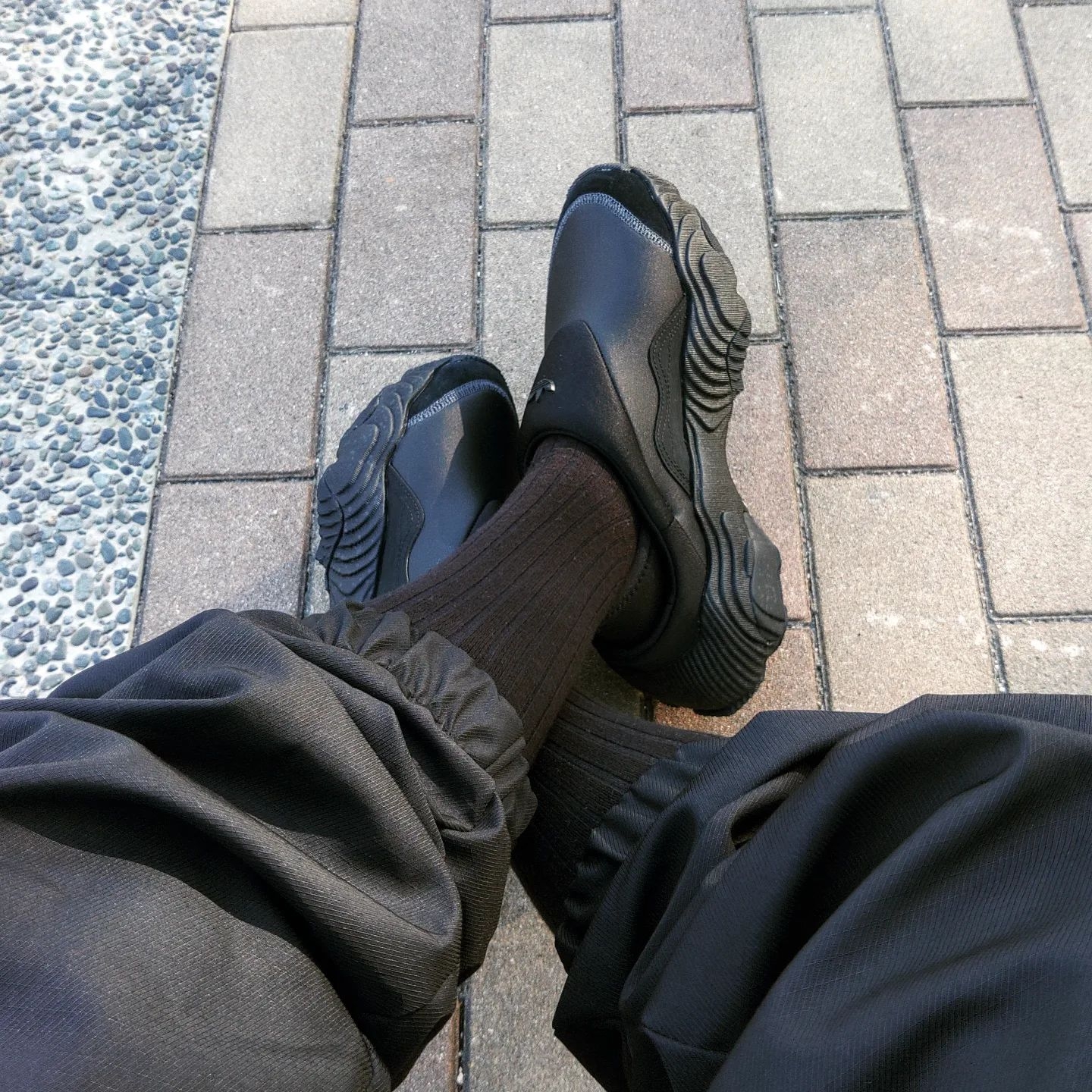 Adidas Rovermule Adventure Core Black 착용 스타일 - 1