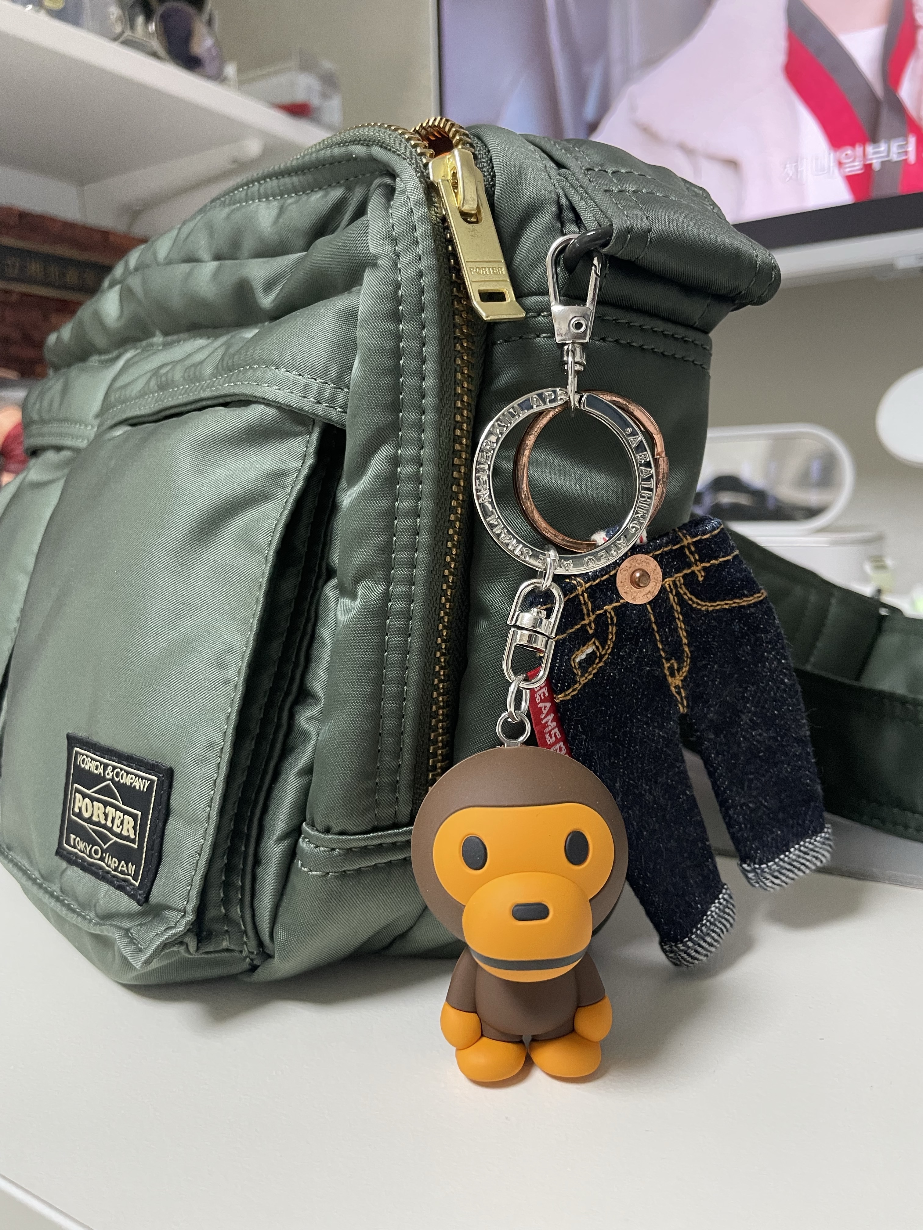 BAPE Baby Milo Keychain Brown 착용 스타일