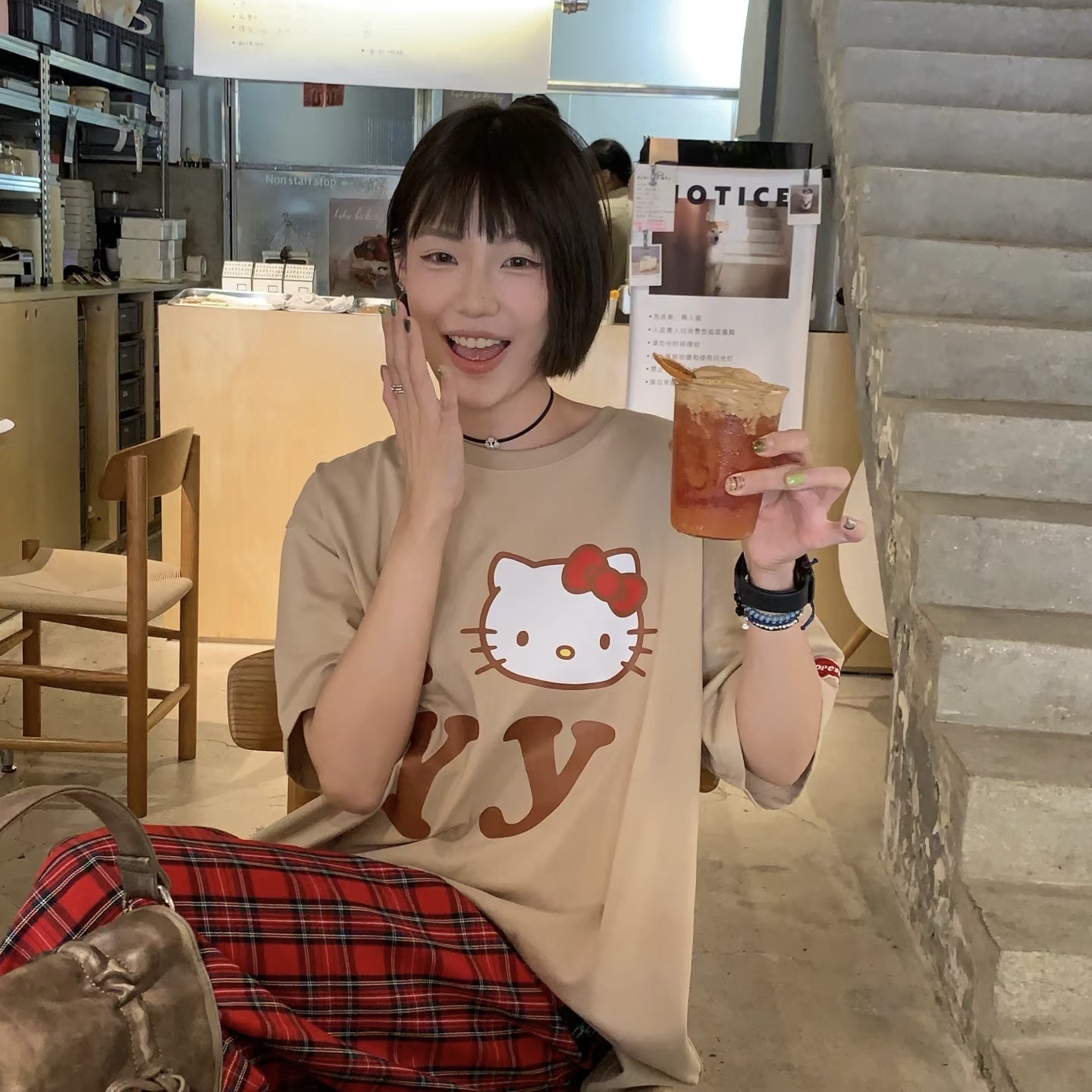 Open Yy x Hello Kitty T-Shirt Beige 착용 스타일 - 2