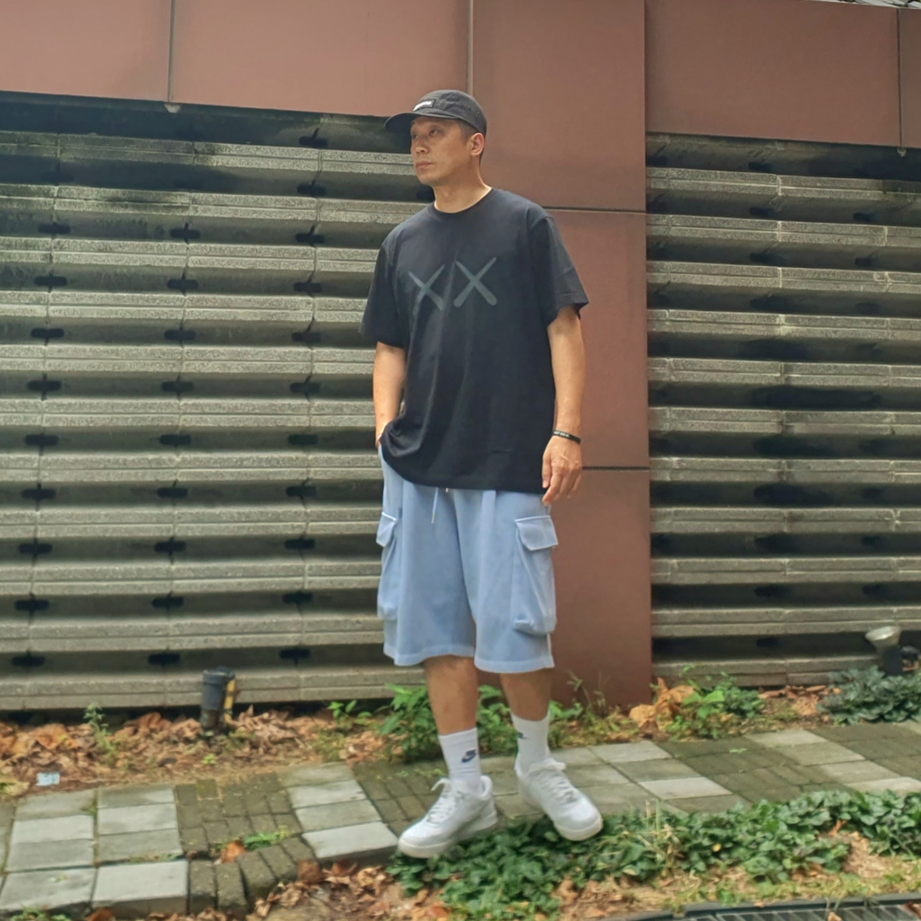 Nike Air Force 1 '07 Low White, Uniqlo UT x Kaws x Warhol S/S Graphic T-Shirt D Black 착용 스타일 - 1