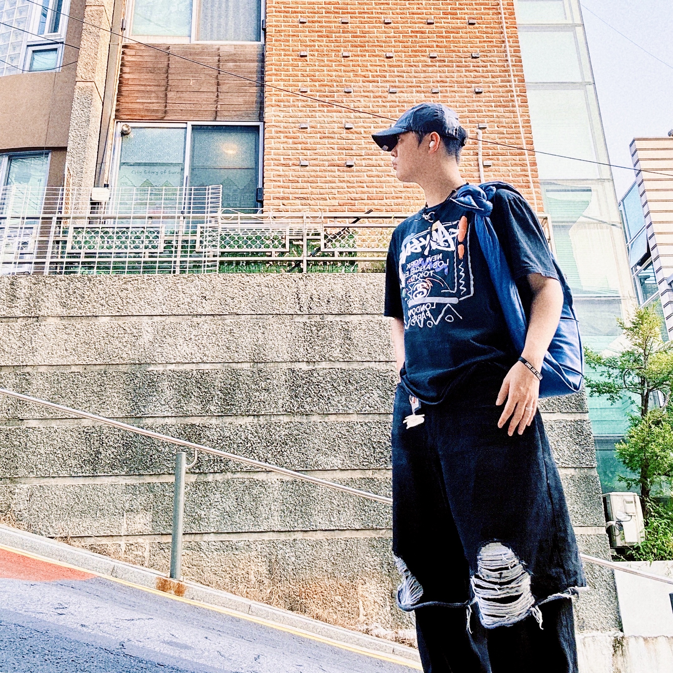 Project G/R Money Clip Coated Cap Brown, Ader Error x Zara Leather Shoulder Bag with Knot Blue 착용 스타일
