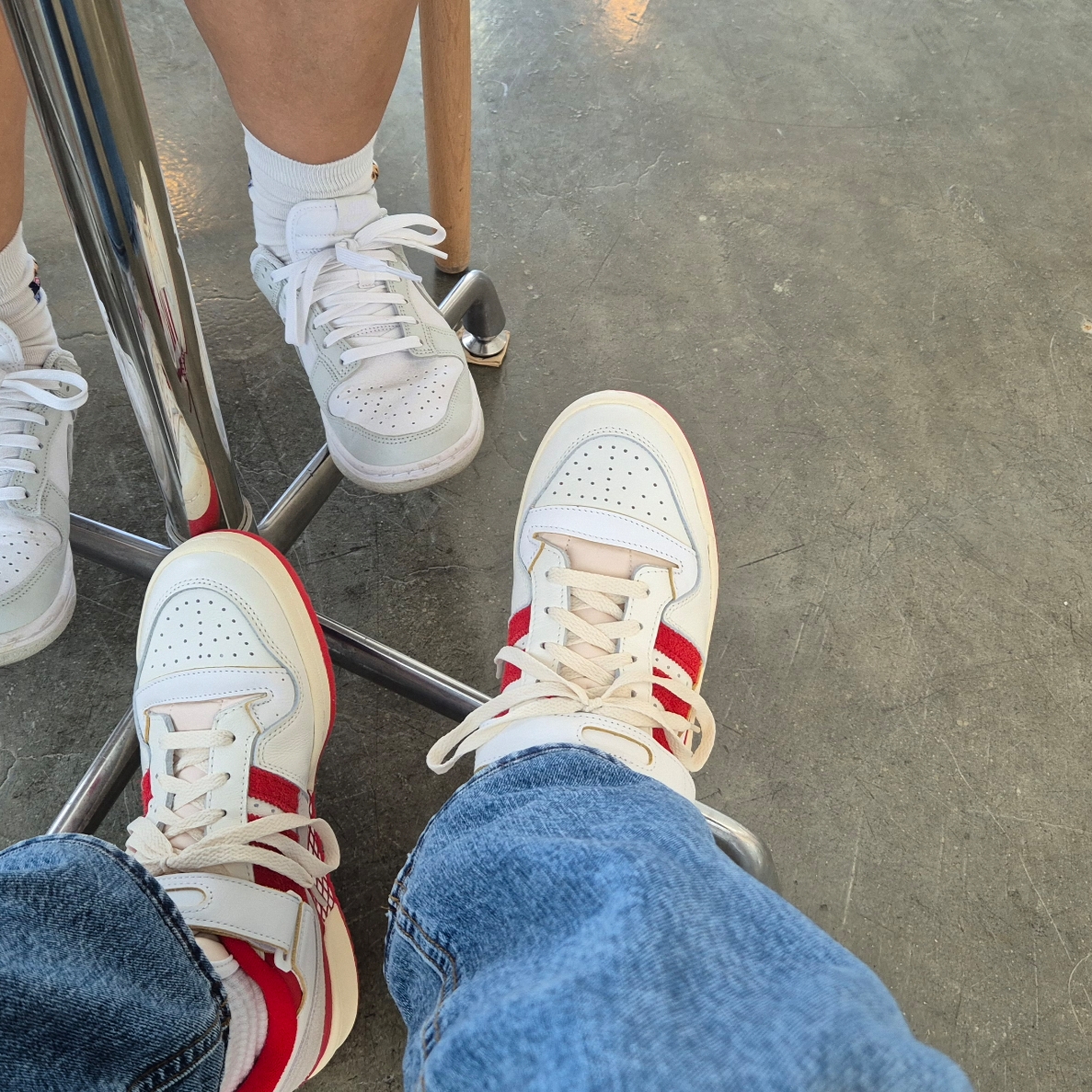 Adidas Forum 84 Low Team Power Red 착용 스타일 - 1
