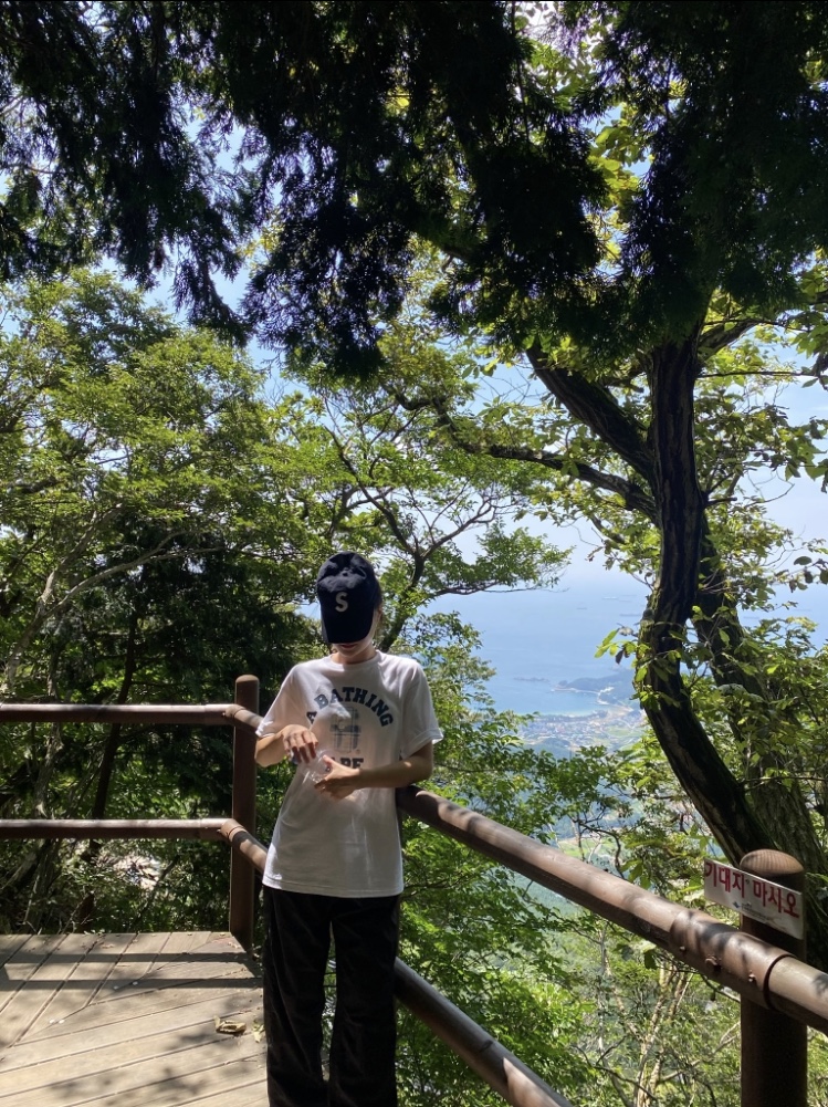 BAPE Bleached BAPE Check College T-Shirt White, Supreme Seersucker S Logo 6-Panel Black - 24SS 착용 스타일 - 1