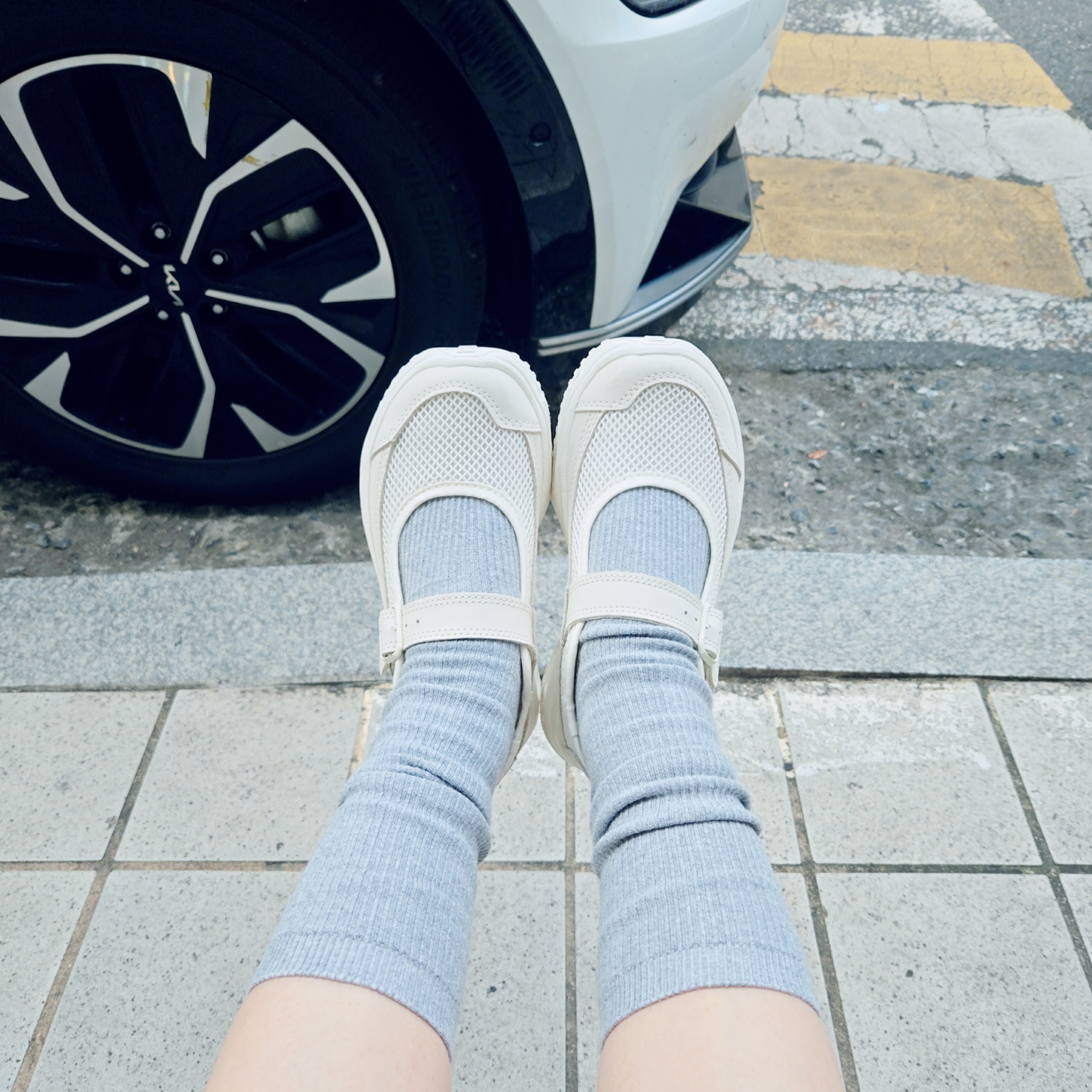 Salomon RX Marie Jeanne Vanilla Ice, (W) Adidas x Hello Kitty Adifom Stan Smith Mule Off White 착용 스타일 - 1