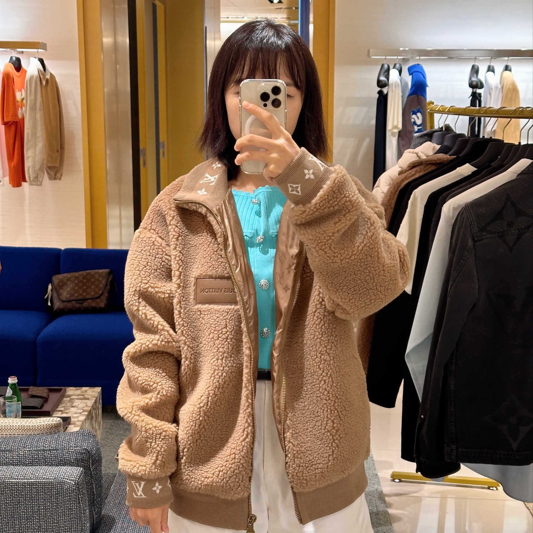 Louis Vuitton Leather Patch Fleece Blouson Sand 착용 스타일