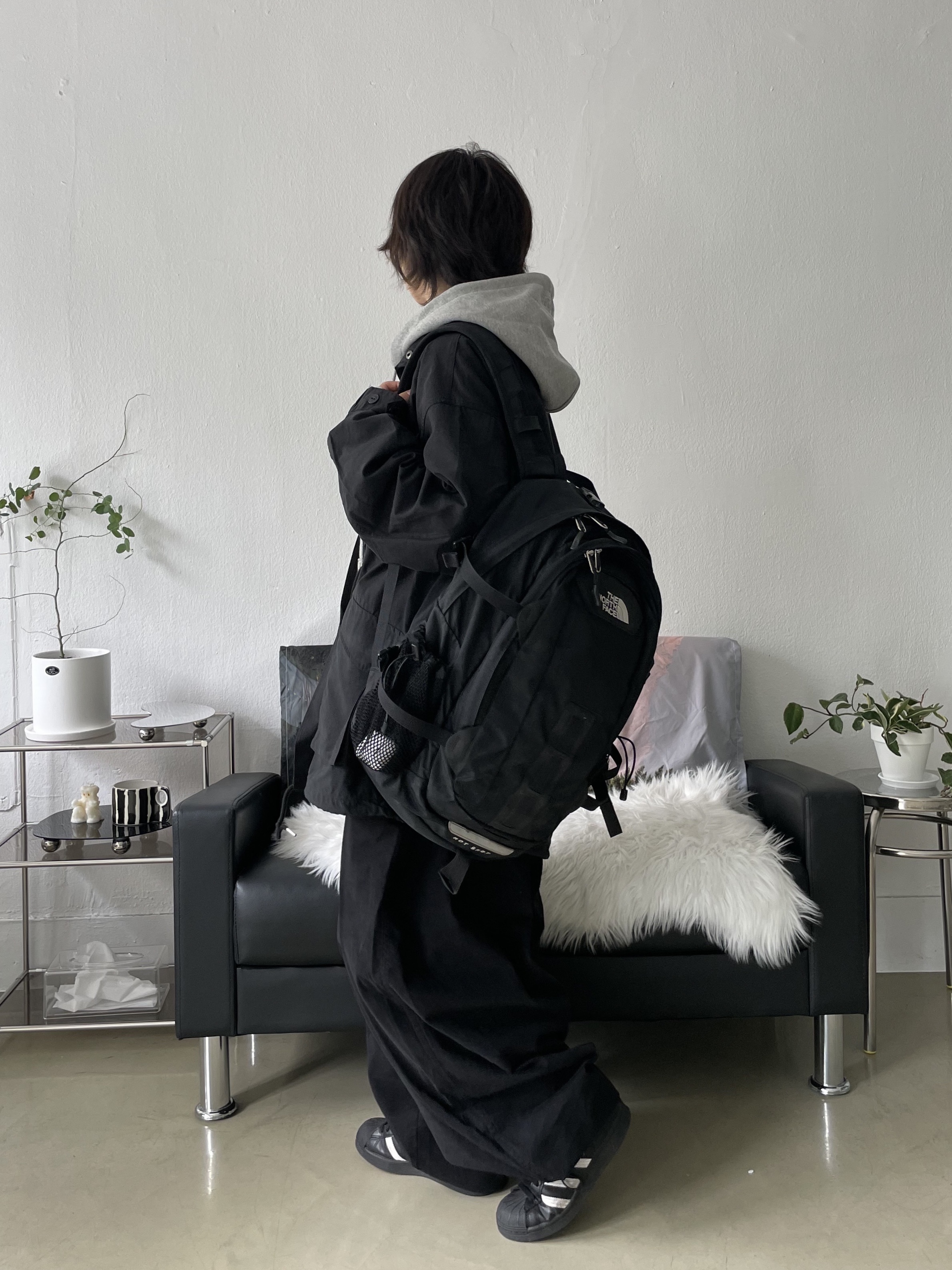 Adidas Superstar Core Black White, The North Face Hot Shot Black 착용 스타일 - 8