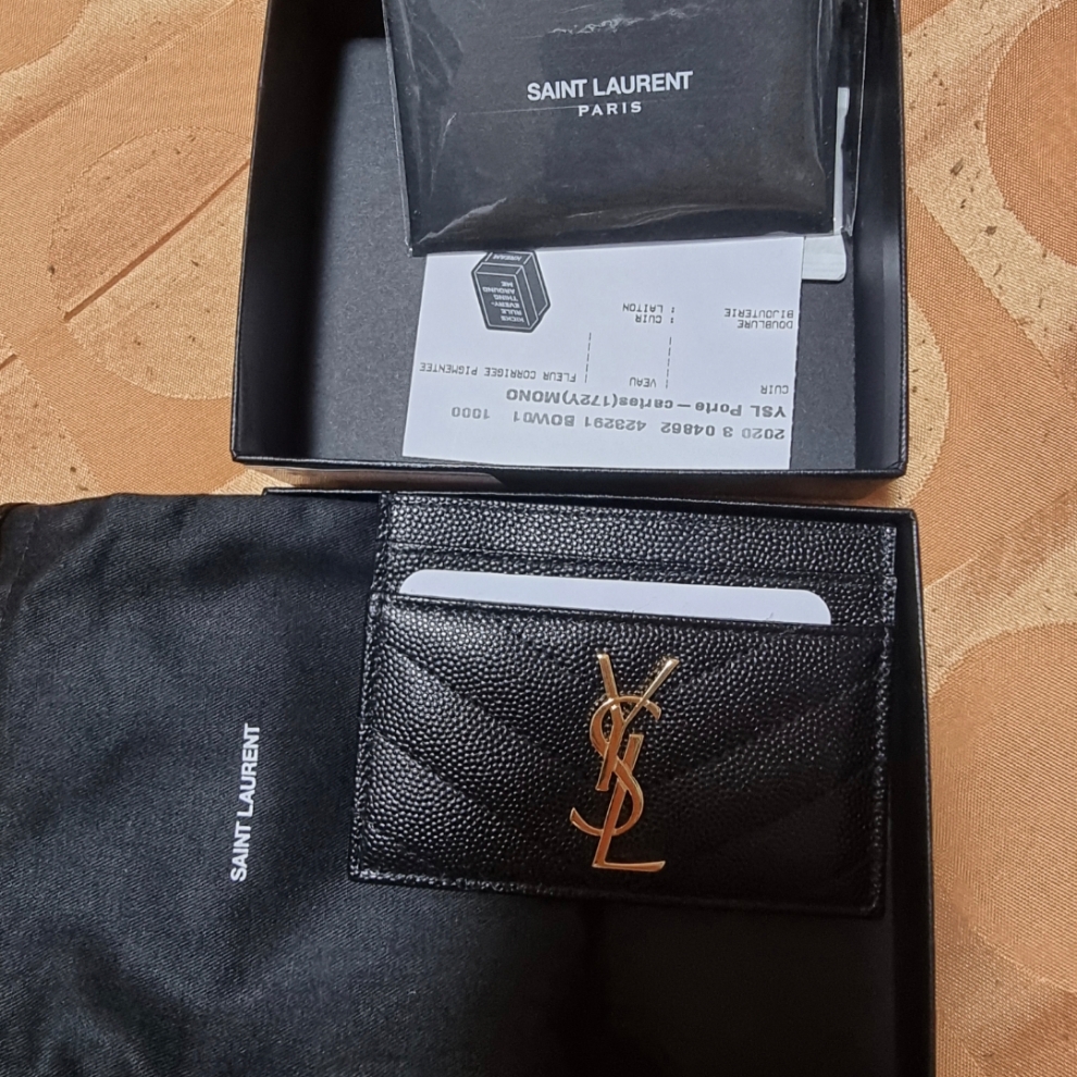 Saint Laurent East/West Wallet in Smooth Leather Black, Saint Laurent Cassandre Matelasse Business Card Case in Grain de Poudre Embossed Leather Black 착용 스타일 - 2