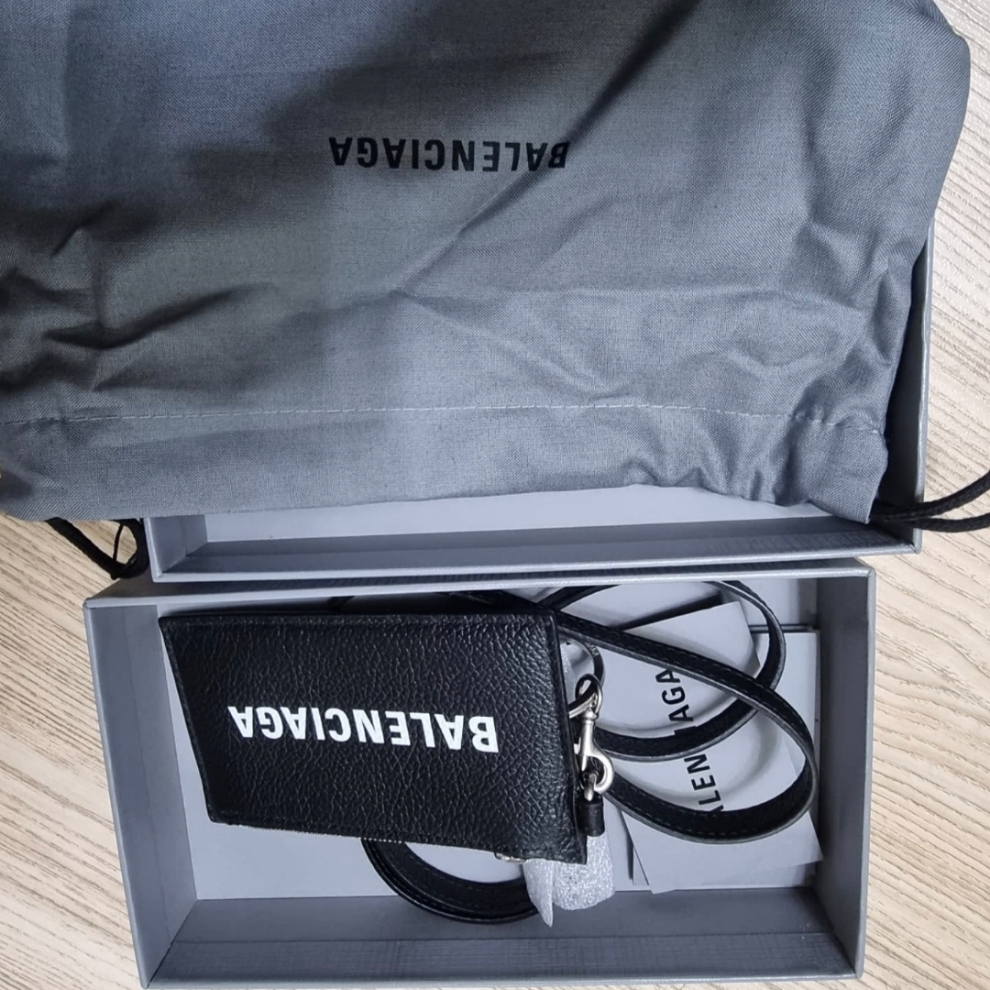 Saint Laurent East/West Wallet in Smooth Leather Black, Saint Laurent Cassandre Matelasse Business Card Case in Grain de Poudre Embossed Leather Black 착용 스타일 - 3
