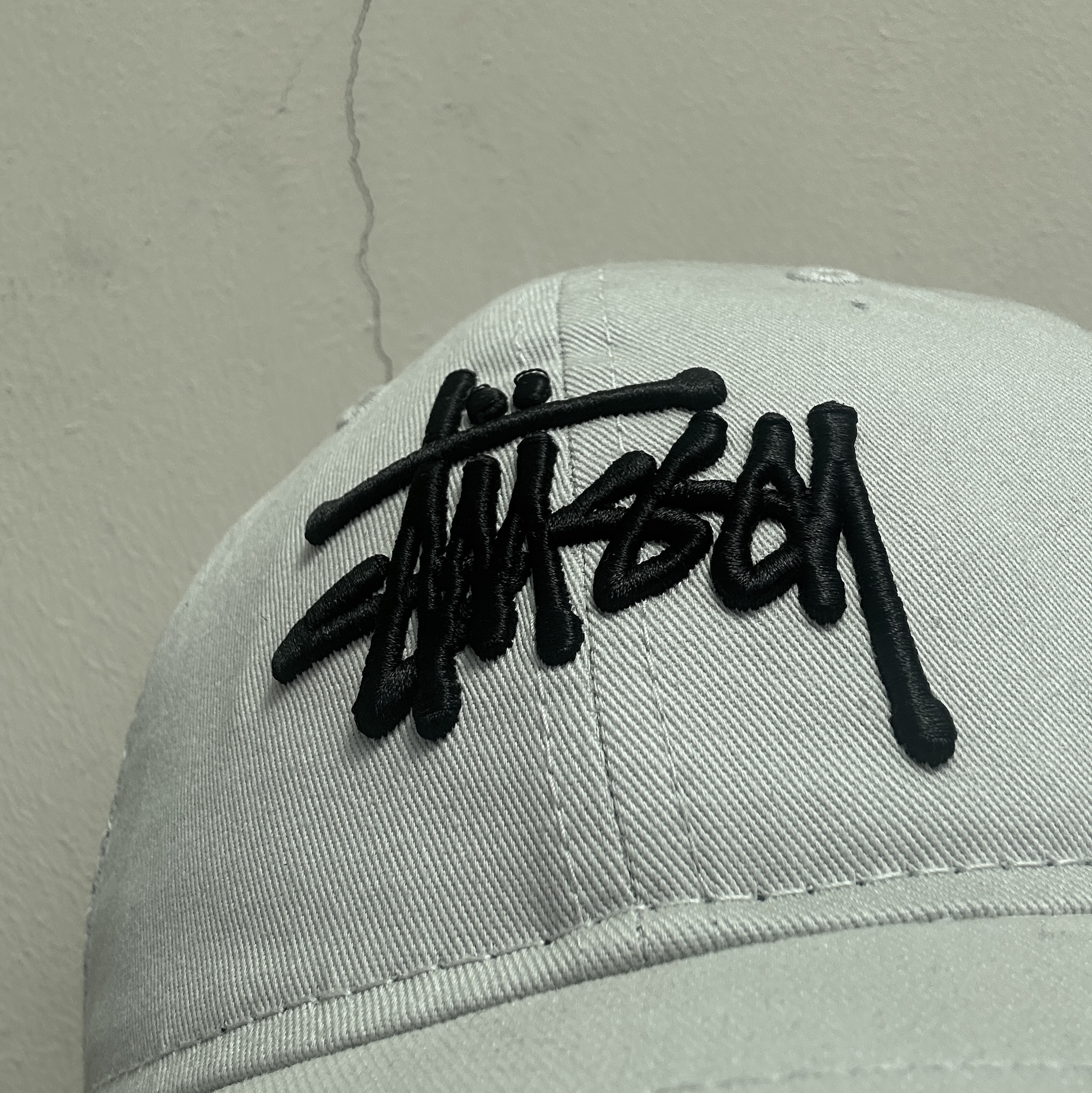 Stussy New Era 9twenty Basic Trucker Stone 착용 스타일