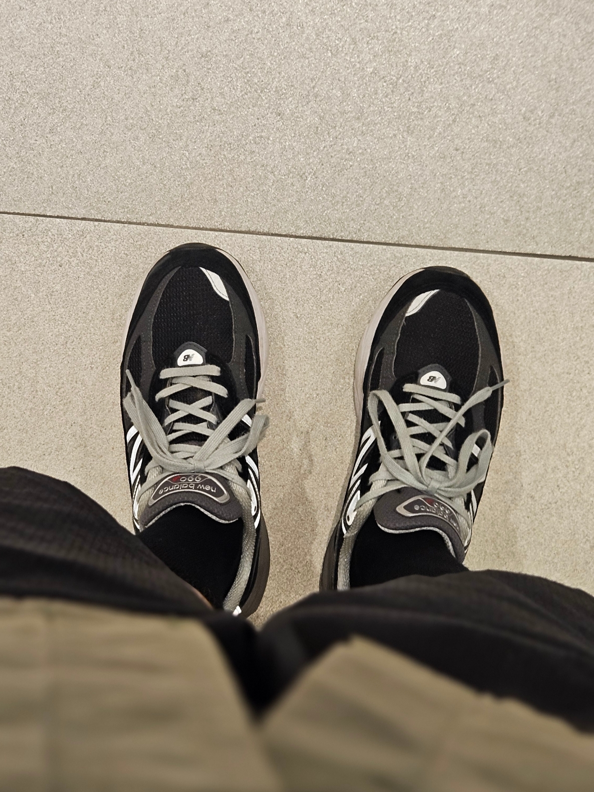 New Balance 990v6 Made in USA Black White 착용 스타일 - 2