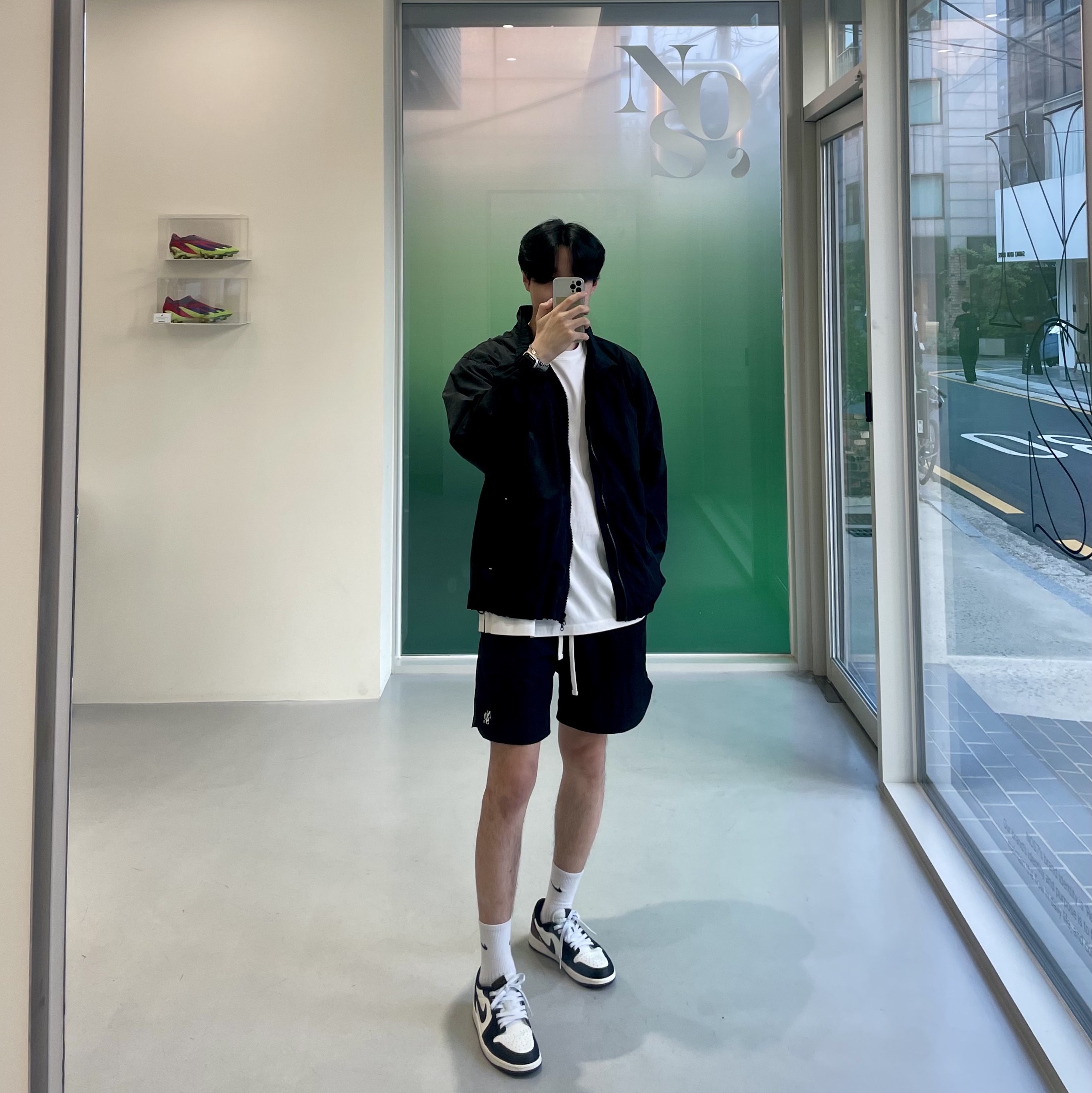 Jordan 1 Retro Low OG Mocha, NOS7 Main Logo Windbreaker Black 착용 스타일