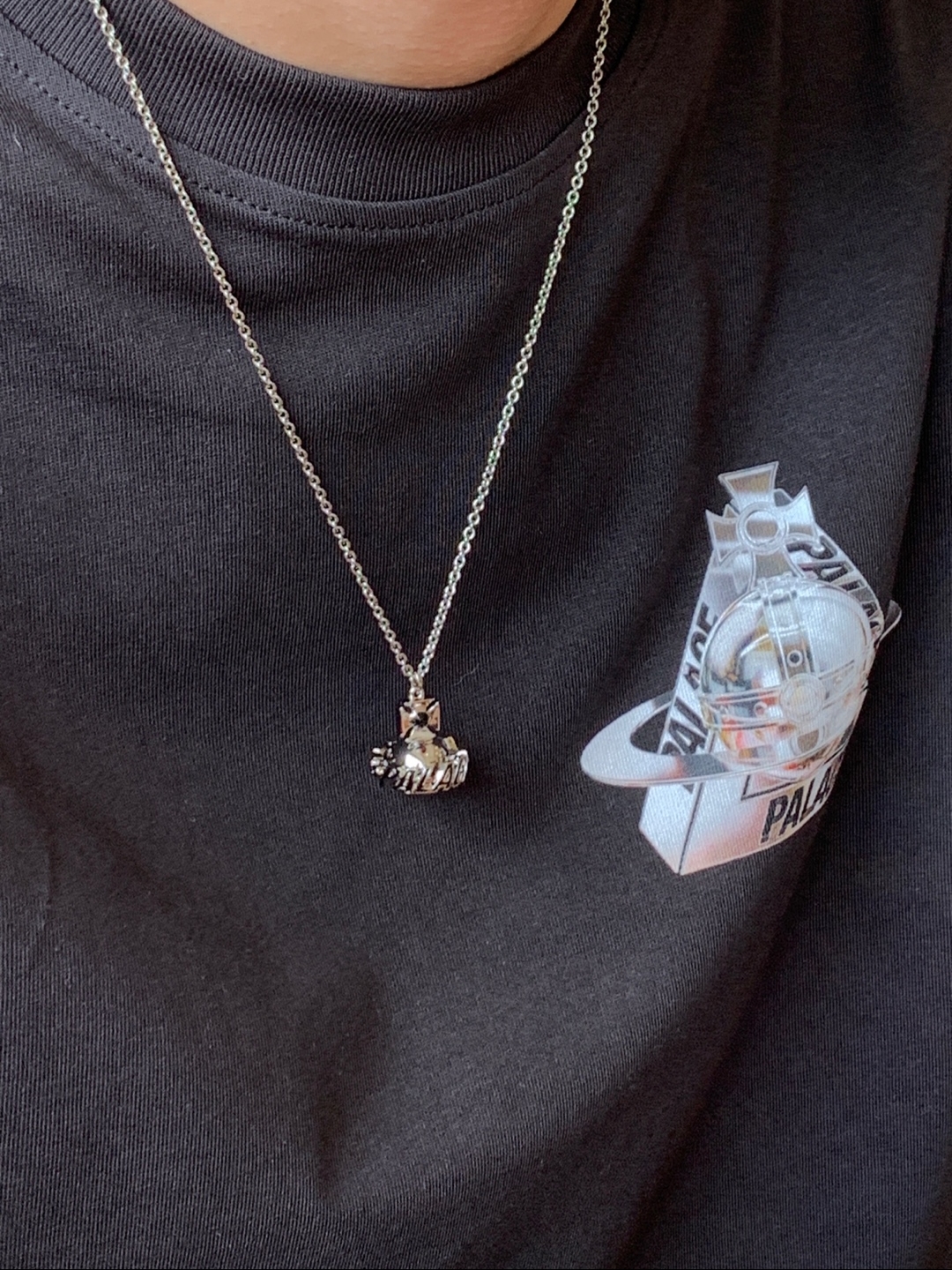 Palace x Vivienne Westwood Orb Pendant Silver - 24FW, Palace x Vivienne Westwood T-Shirt Black - 24FW 착용 스타일
