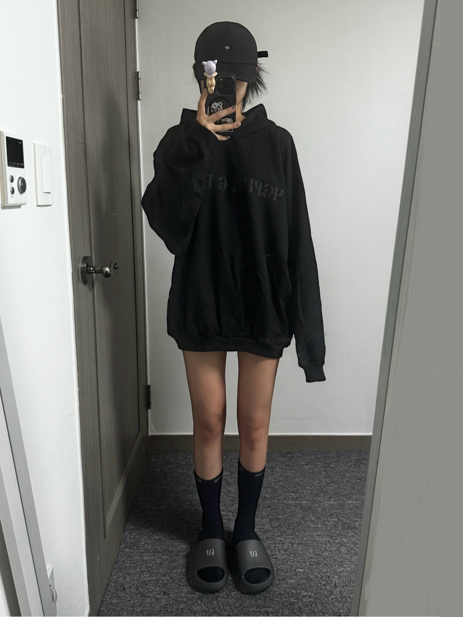 Yeezy x Gosha Rubchinskiy YZY Black Dogs Hoodie Black, Yeezy Gap Engineered By Balenciaga Foldable Cap Black 착용 스타일 - 4