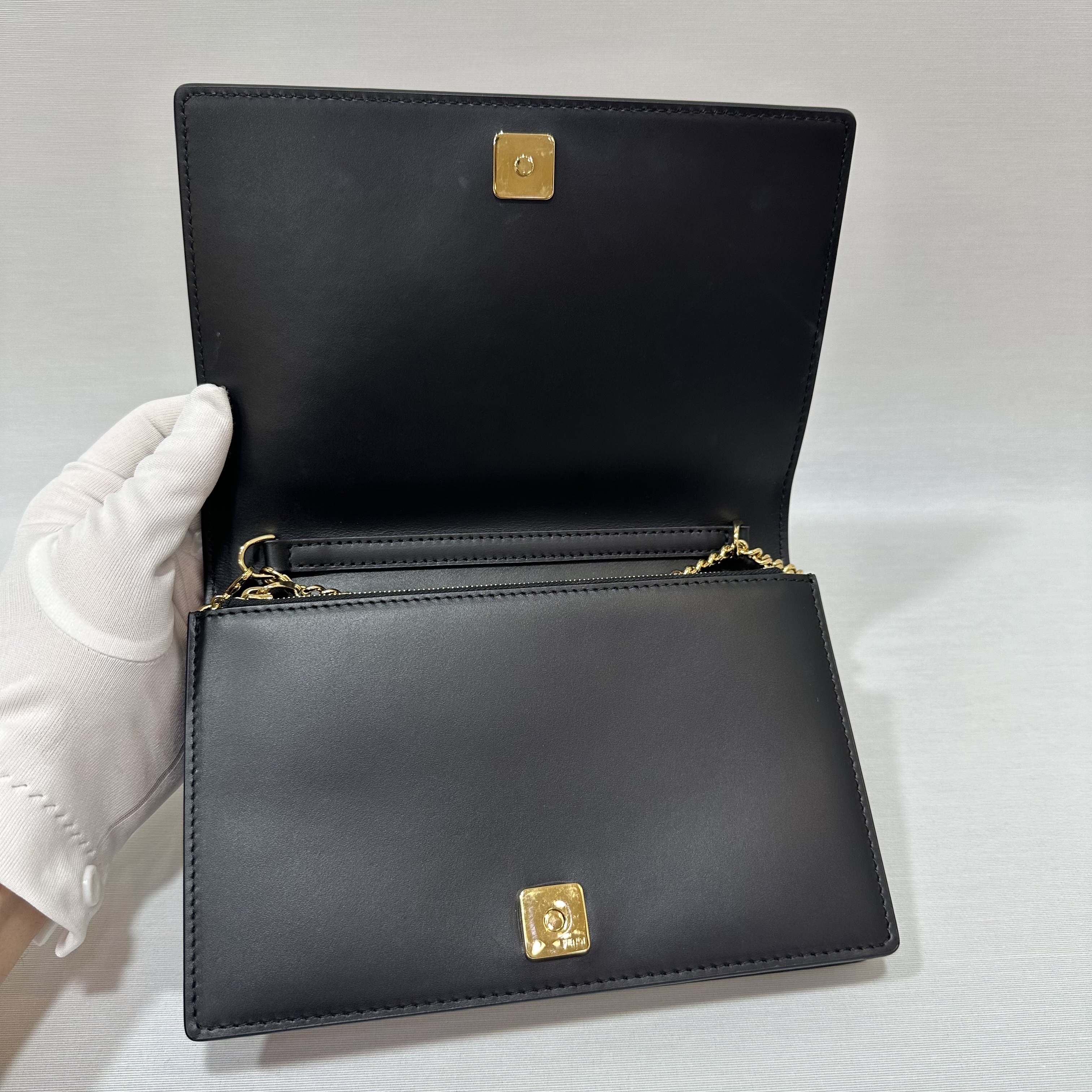 Fendi Chain Cross Bag Black 착용 스타일 - 4