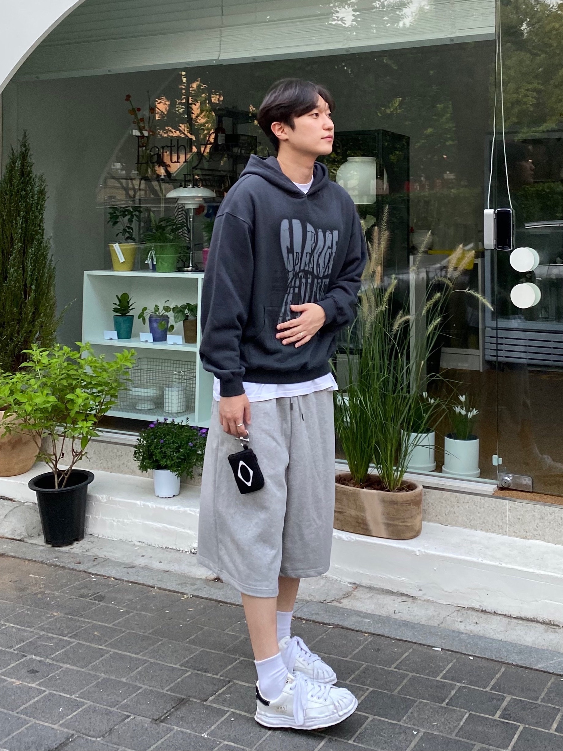 Maison Mihara Yasuhiro Blakey OG Sole Canvas Low-top Sneakers White, Mischief Rhombus Carabiner Pouch Black 착용 스타일 - 1