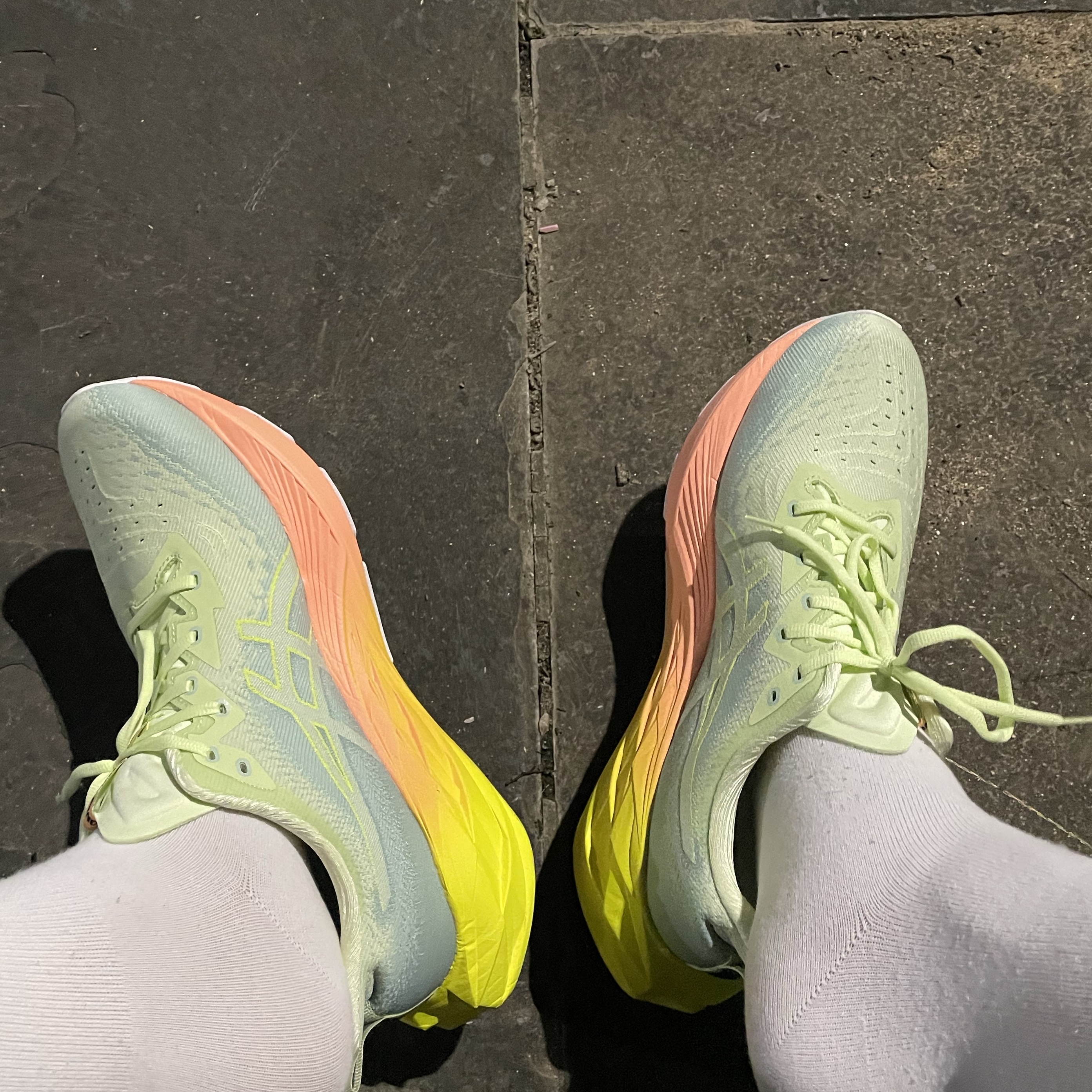 Asics Novablast 4 Cool Matcha Safety Yellow 착용 스타일
