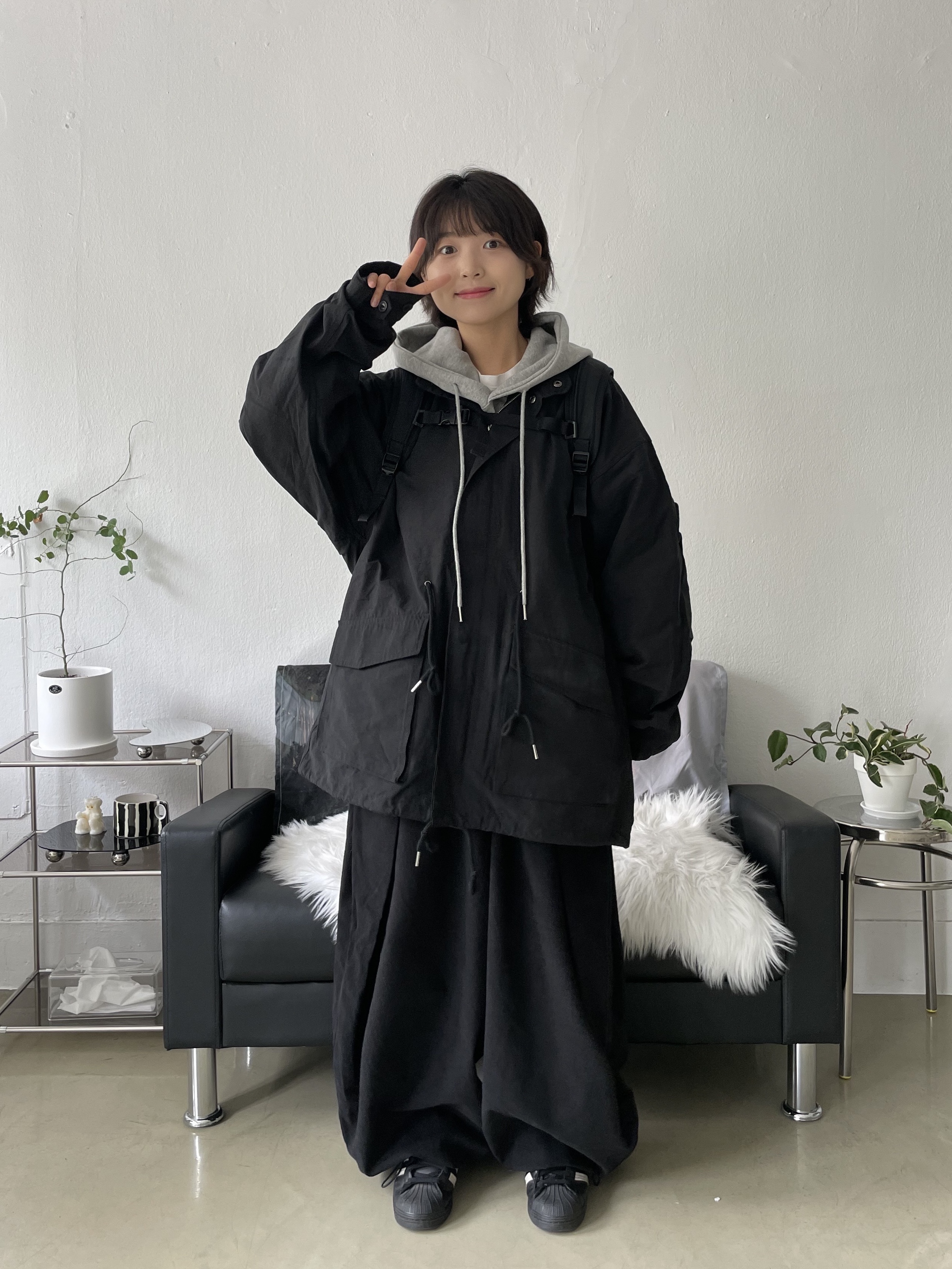 Adidas Superstar Core Black White, The North Face Hot Shot Black 착용 스타일 - 2