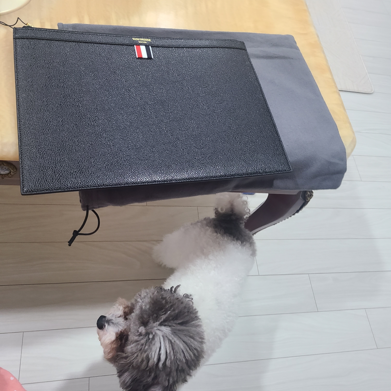 Thom Browne Medium Document Holder Black 착용 스타일 - 2