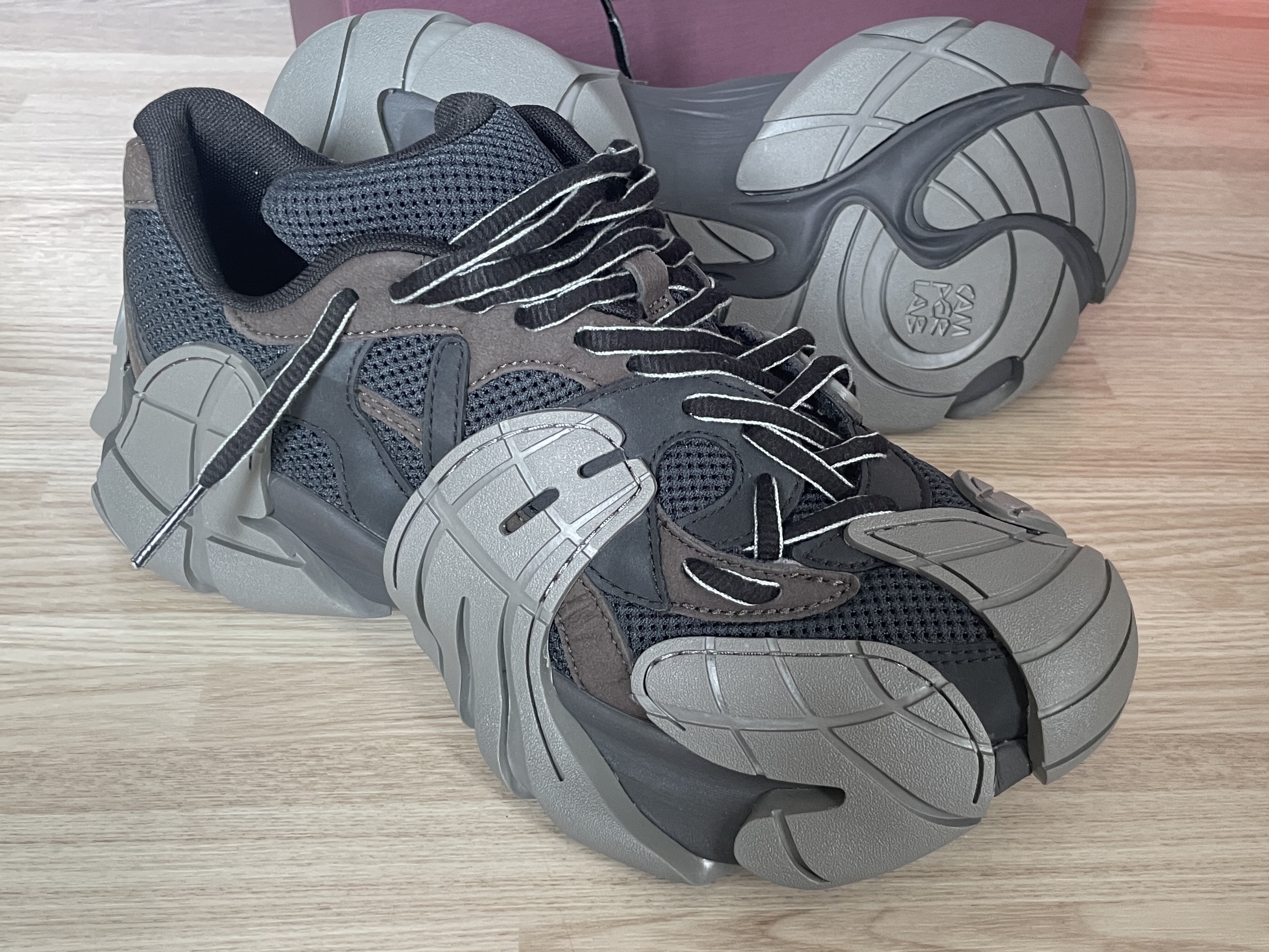 Camper Tormenta Black Gray 착용 스타일 - 1