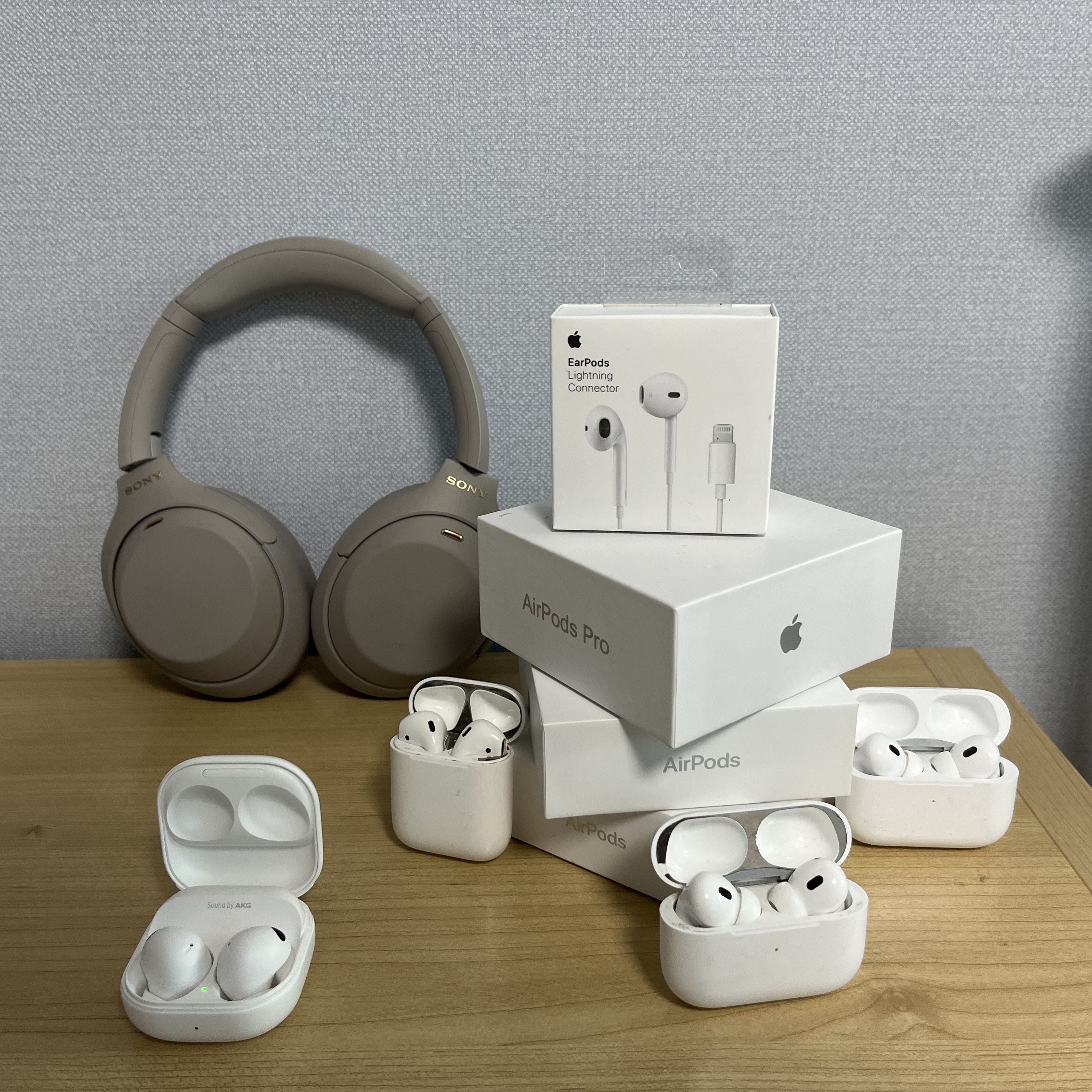 Samsung Galaxy Buds2 Pro White (Korean Ver.), Apple Airpods Pro 2nd Gen with MagSafe Charging Case USB C (Korean Ver.) 착용 스타일