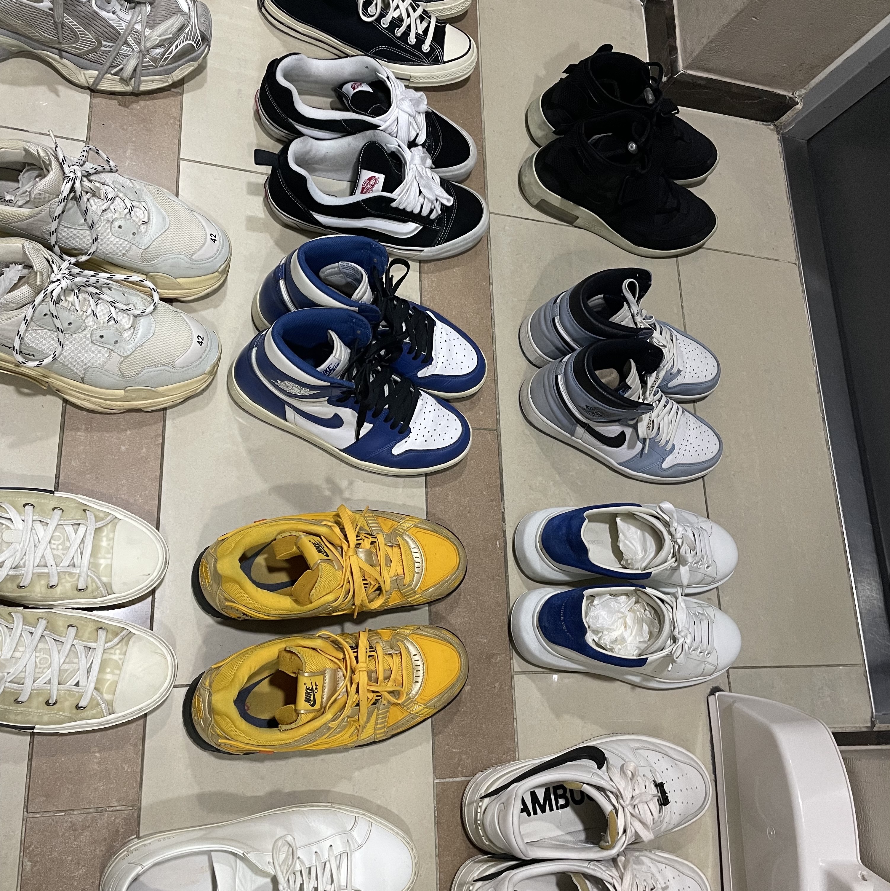 Balenciaga 3XL Sneakers Light Beige, Balenciaga Triple S White 2018 착용 스타일 - 1
