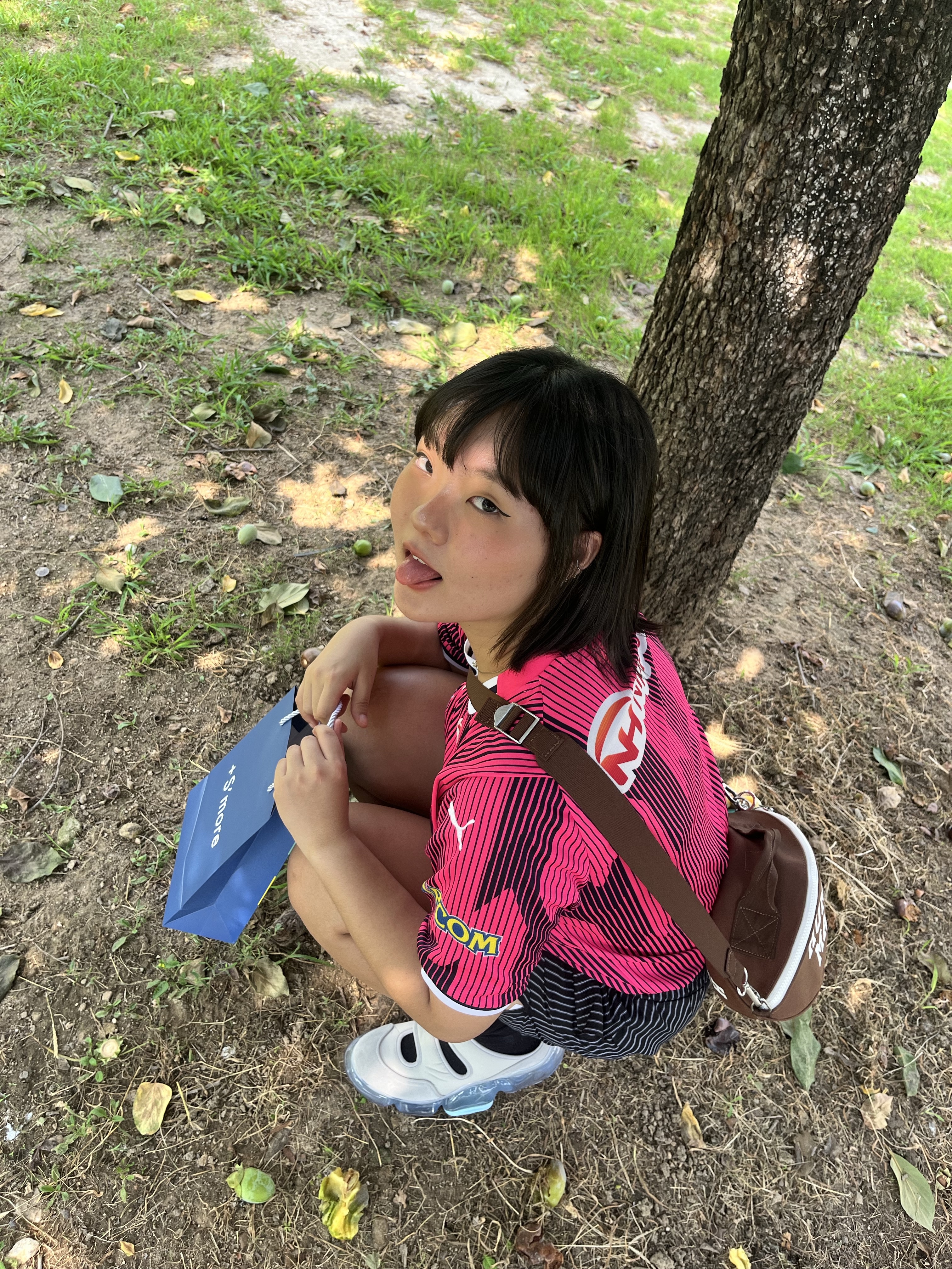 (W) Grounds Moopie Mary Jane Strawberry Cream Strawberry, Human Made Rugby Ball Bag Brown 착용 스타일 - 2