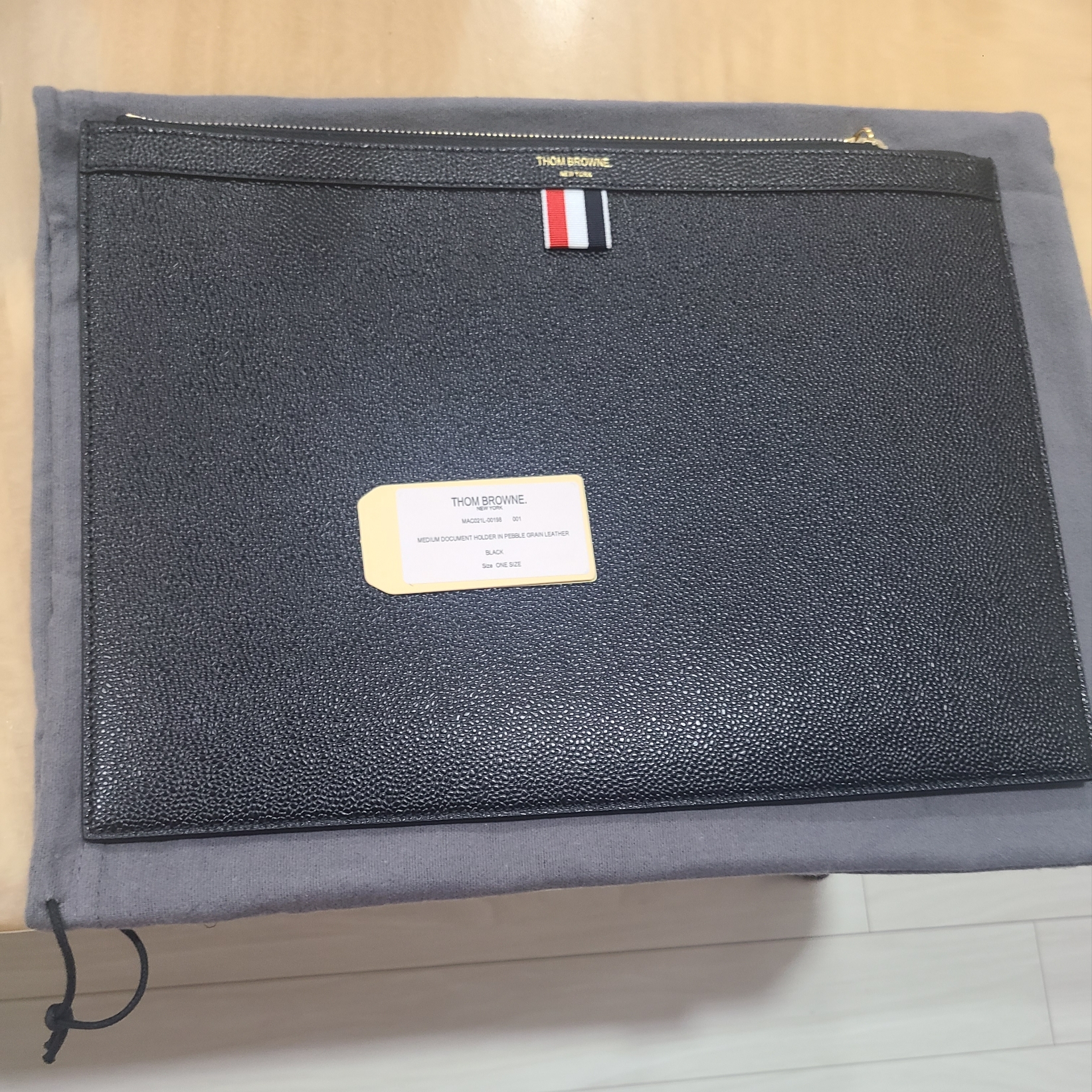 Thom Browne Medium Document Holder Black 착용 스타일 - 1
