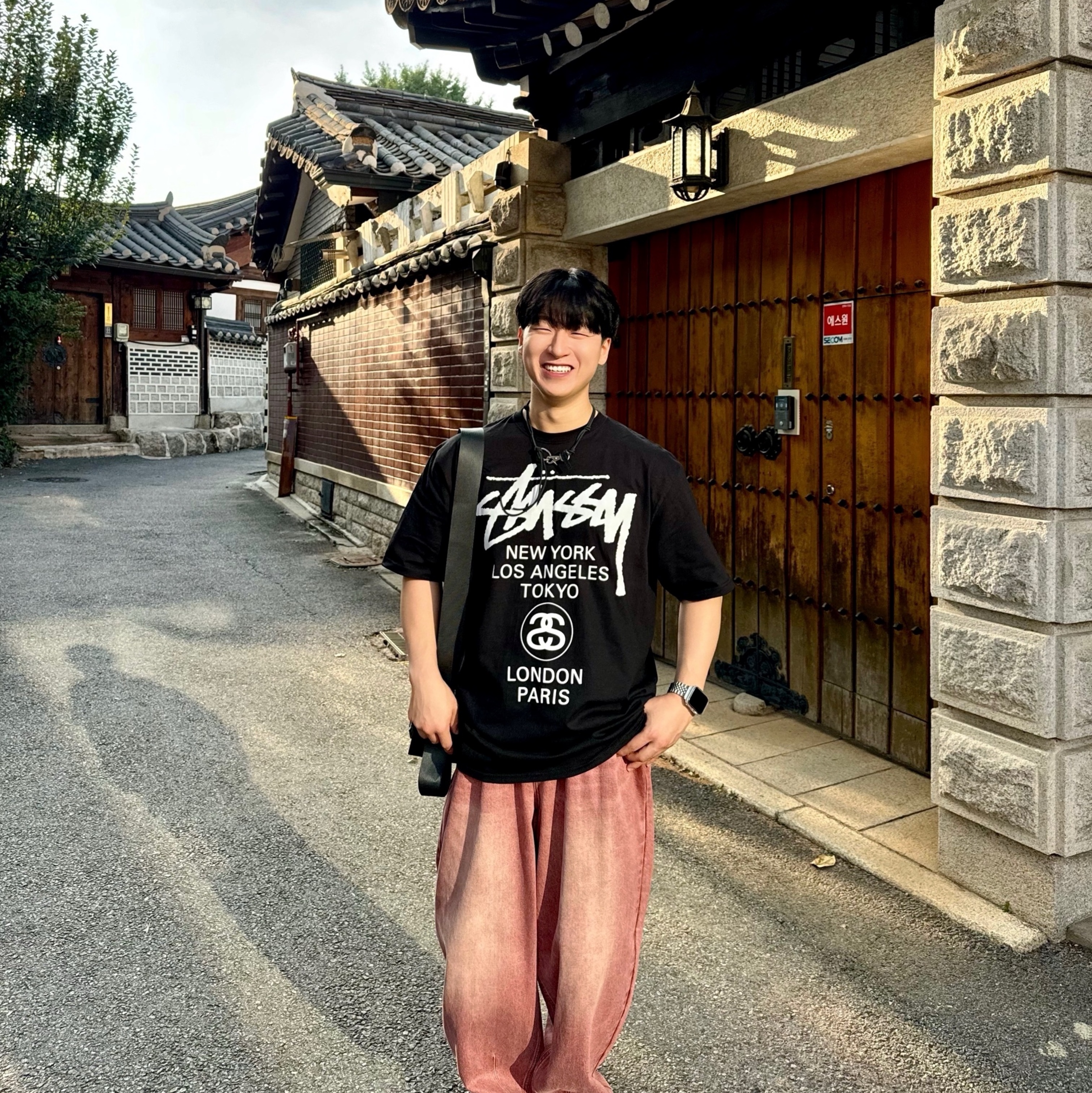 Stussy World Tour T-Shirt Black, Our Legacy Ladon Leather Keychain Black 착용 스타일 - 2