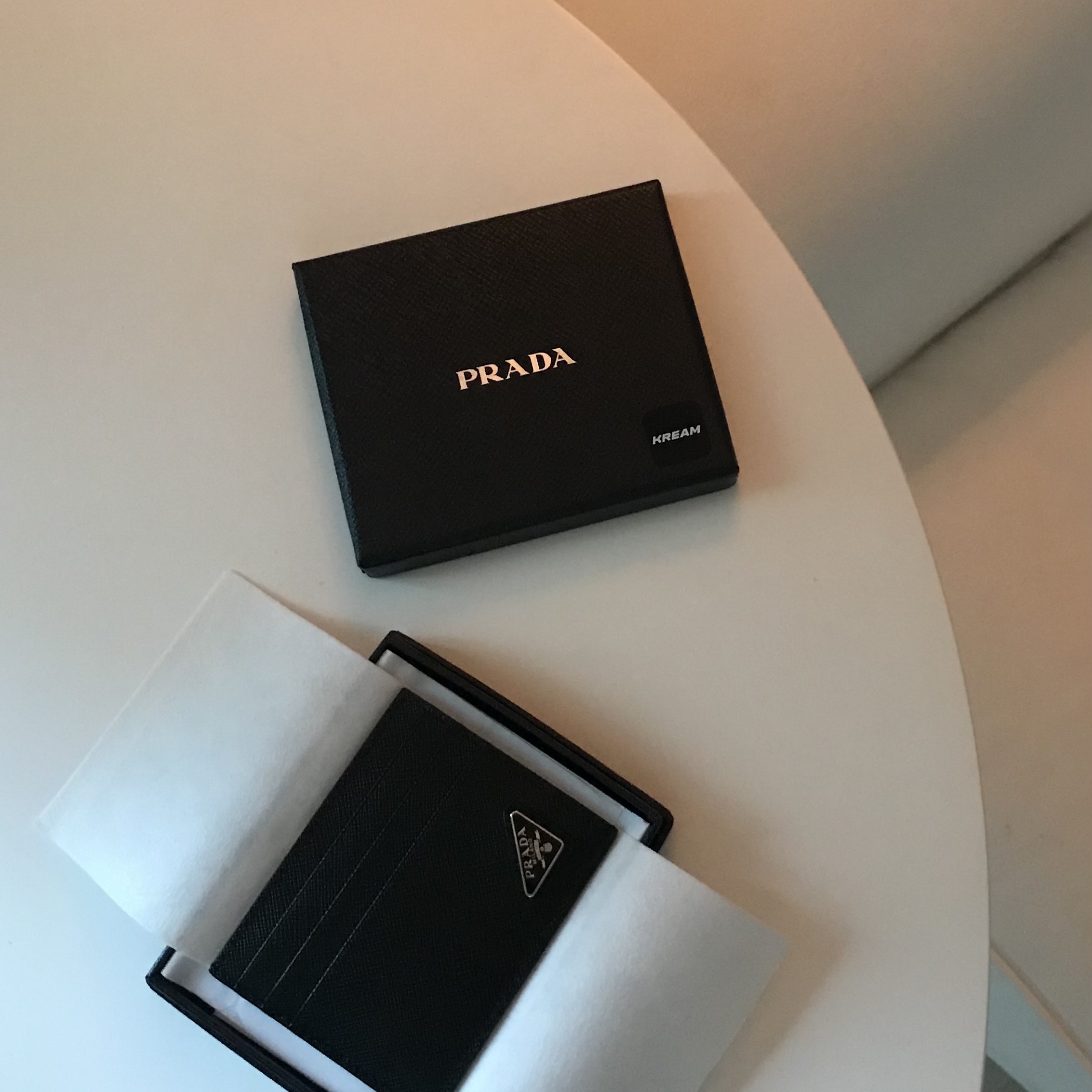 Prada Saffiano Leather Card Holder Black 착용 스타일